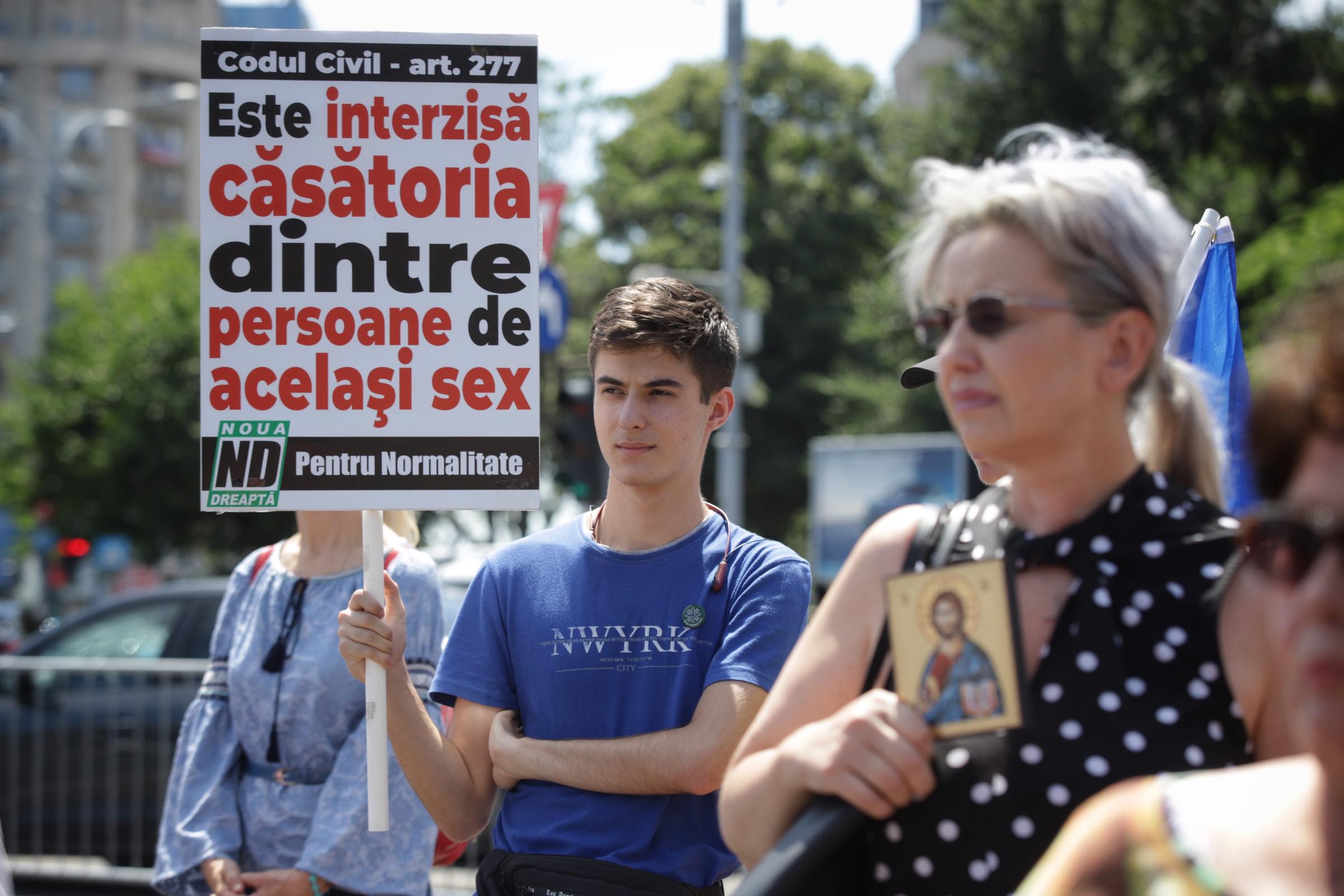 Aproape 25.000 de oameni au participat la Bucharest Pride, la câteva ore după ce 150 de persoane au luat parte la „Marșul normalității”