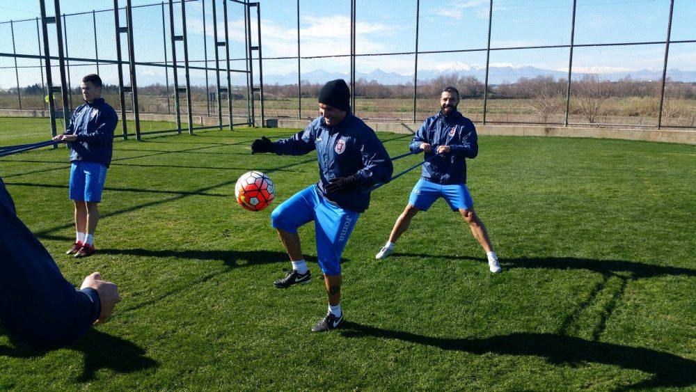 Preliminariile lui Mutu. Fotbalistul de 37 de ani joacă în Liga 1 pentru calificarea la Euro 2016. Vi se pare că se compară cu finalul lui Hagi?