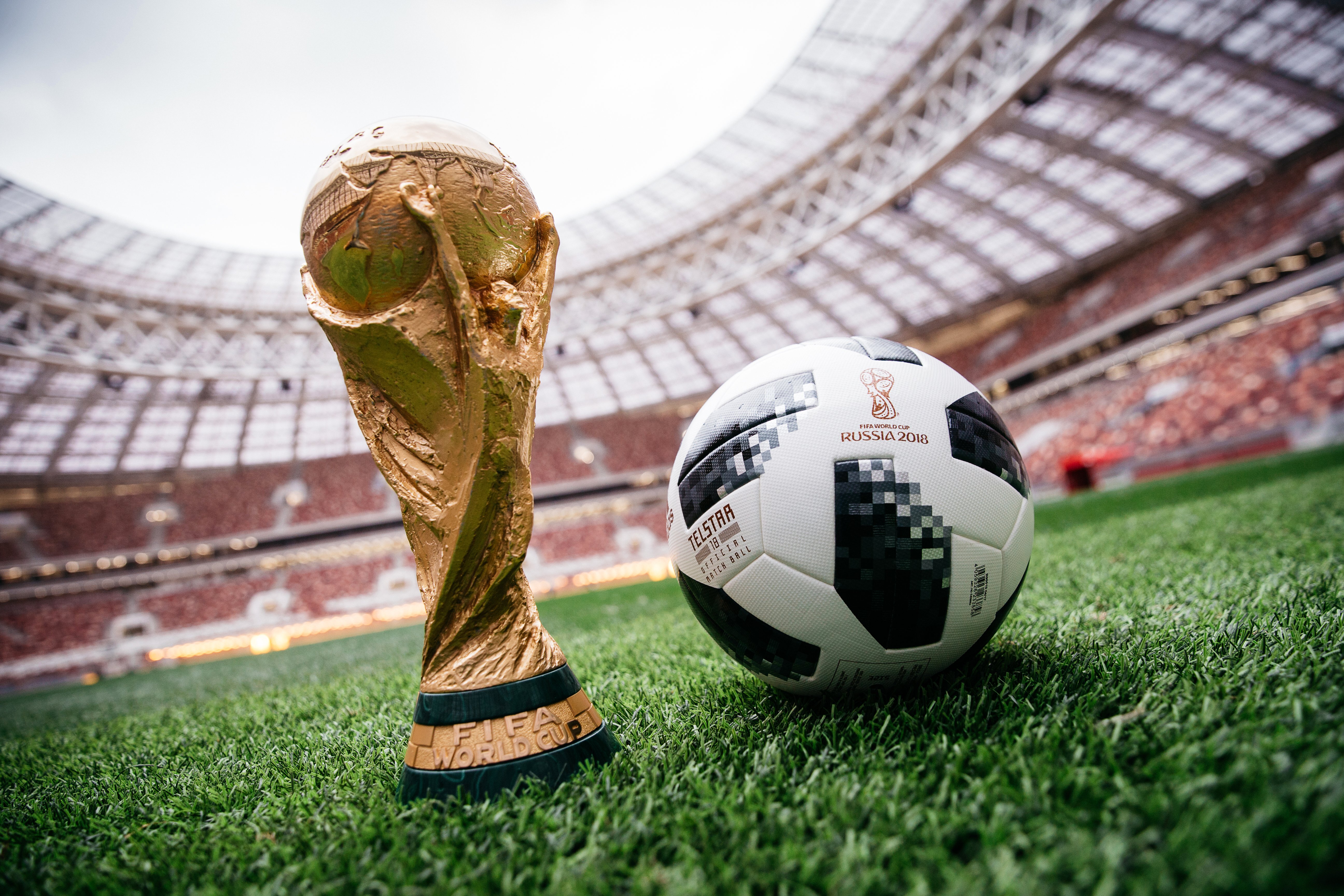 FIFA a prezentat posterul oficial al Cupei Mondiale 2018 din Rusia. Lev Iașin, personajul central