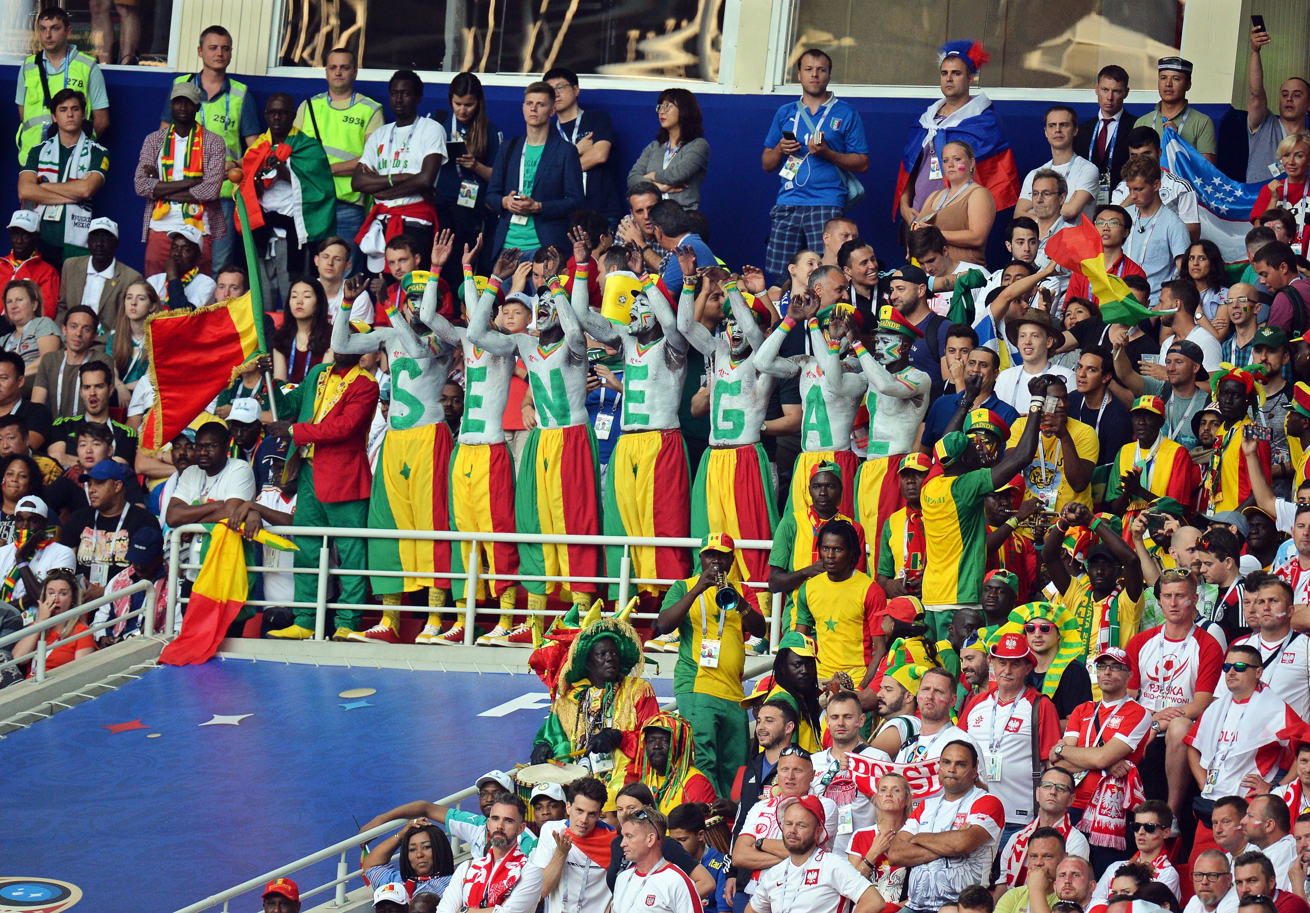 Cei mai frumoși fani de la Campionatul Mondial de fotbal Rusia 2018 sunt senegalezii! N-au apelat la ”voodoo”, ba au făcut curat pe stadion pe locurile pe care au stat!