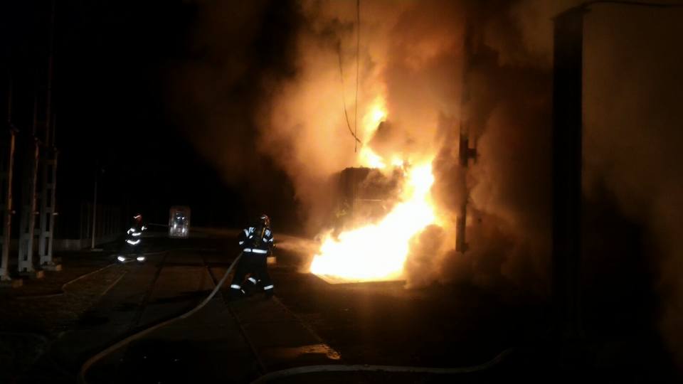 Incendiu violent în Timișoara. Flăcările uriașe au cuprins un transformator electric