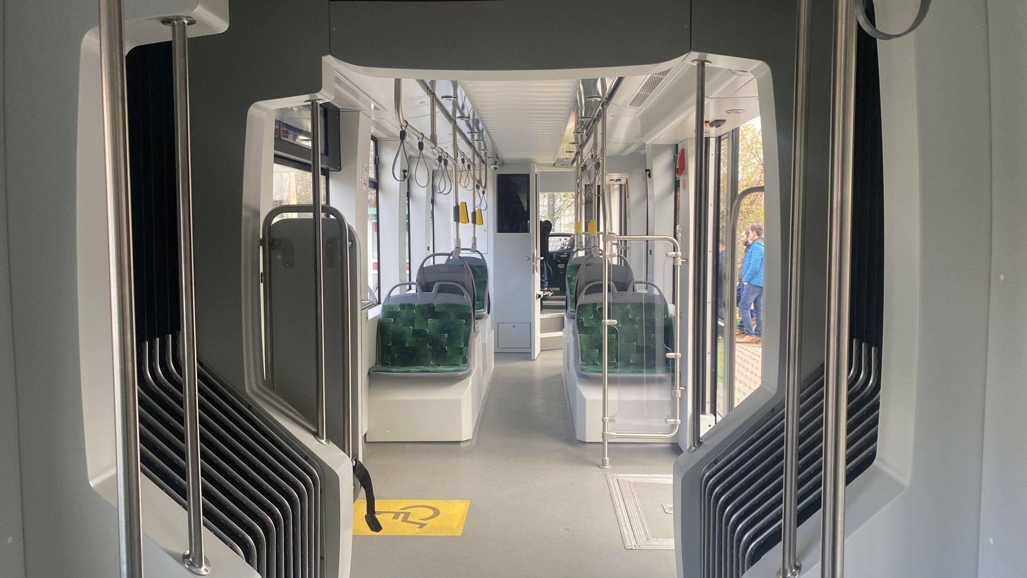 FOTO. Primele impresii ale bucureștenilor după ce au mers cu noile tramvaie de pe linia lui 41: „Mult mai înghesuite, dar frumoase și călduroase”