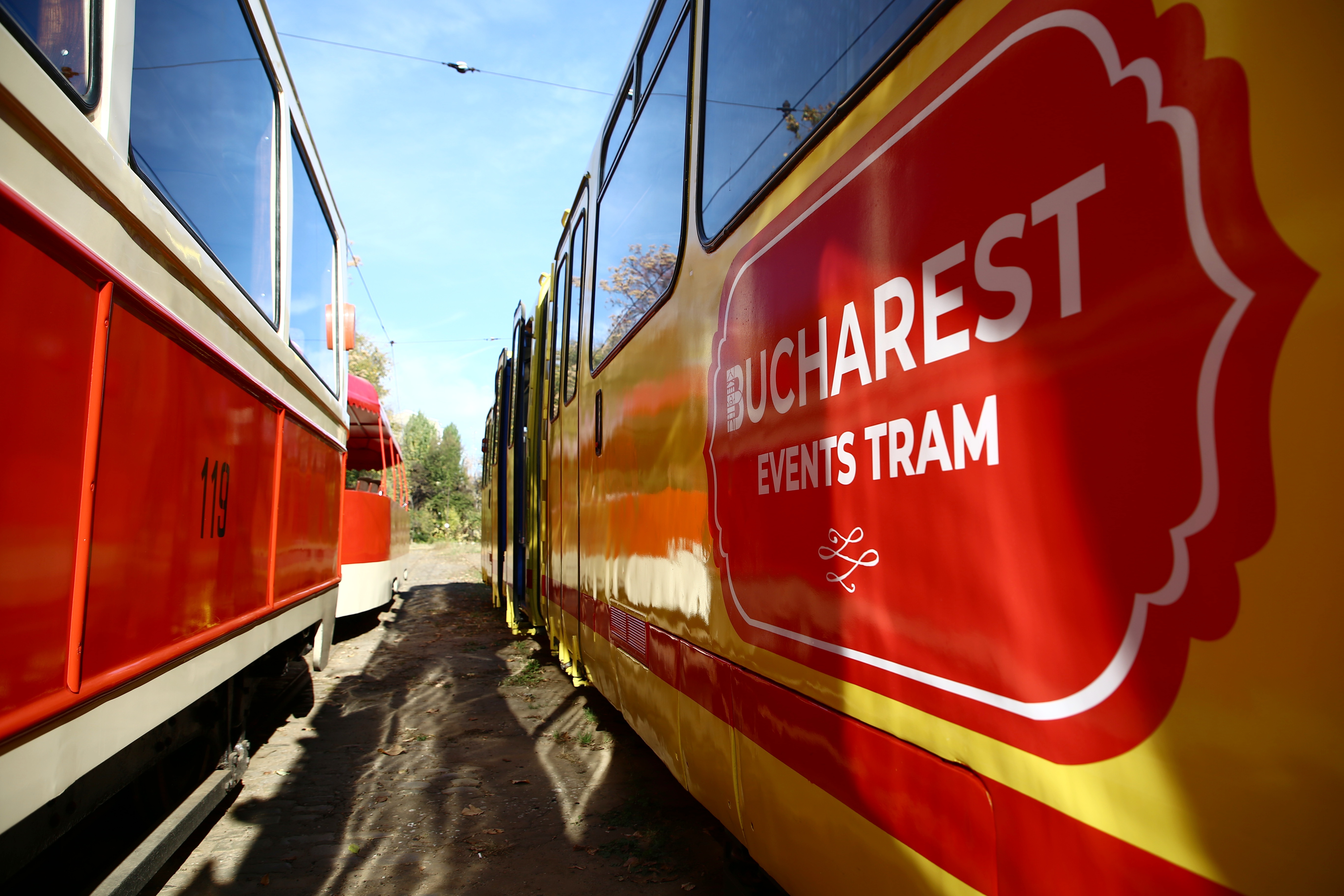 GALERIE FOTO / Imagini inedite cu tramvaiele de epocă, la paradă în București. În vagoane a cântat fanfara, iar vatmanul a purtat uniforma de altădată