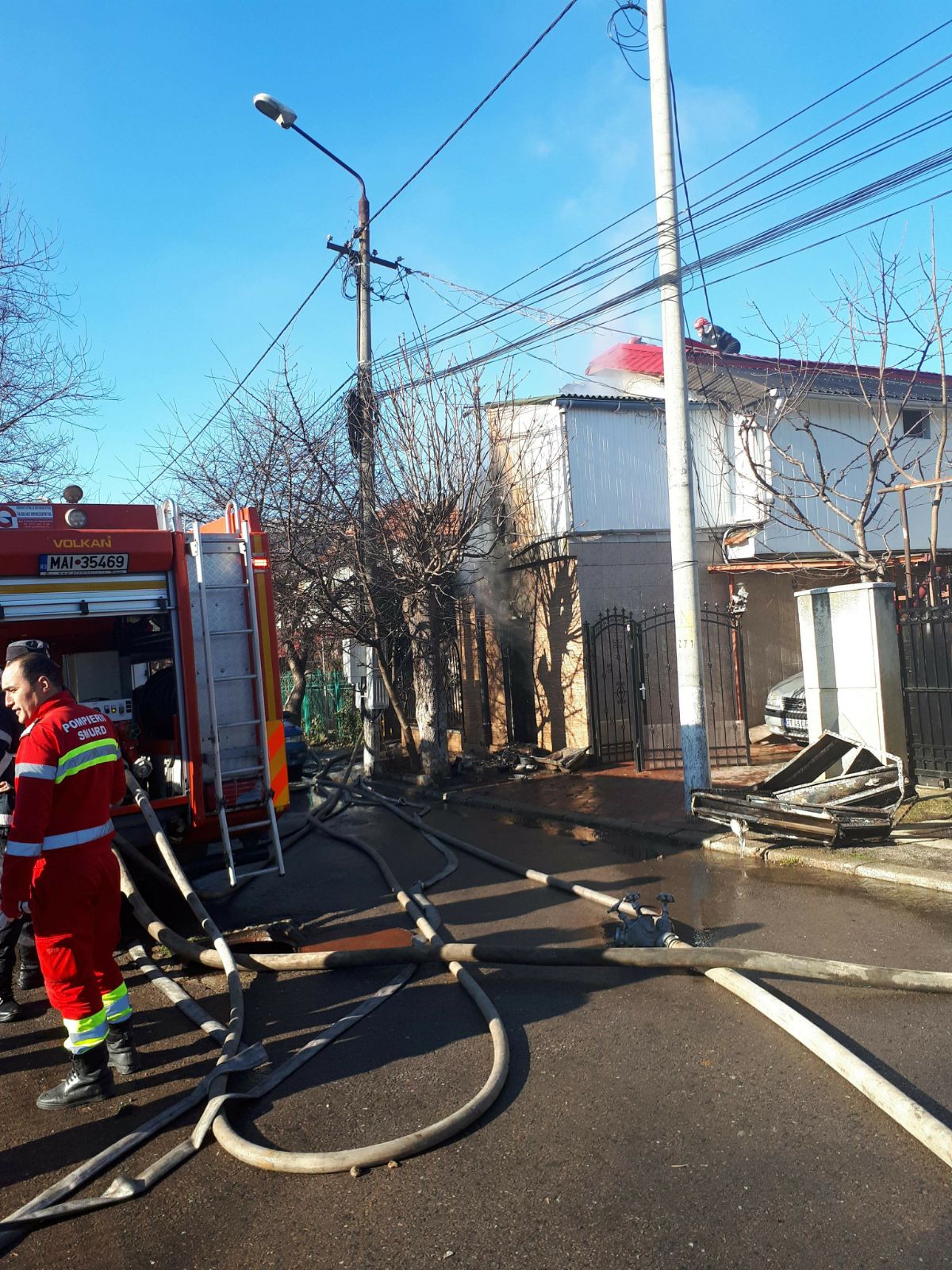 Explozie într-o casă din Eforie Sud, urmată de incendiu. O femeie de 67 de ani a suferit arsuri grave