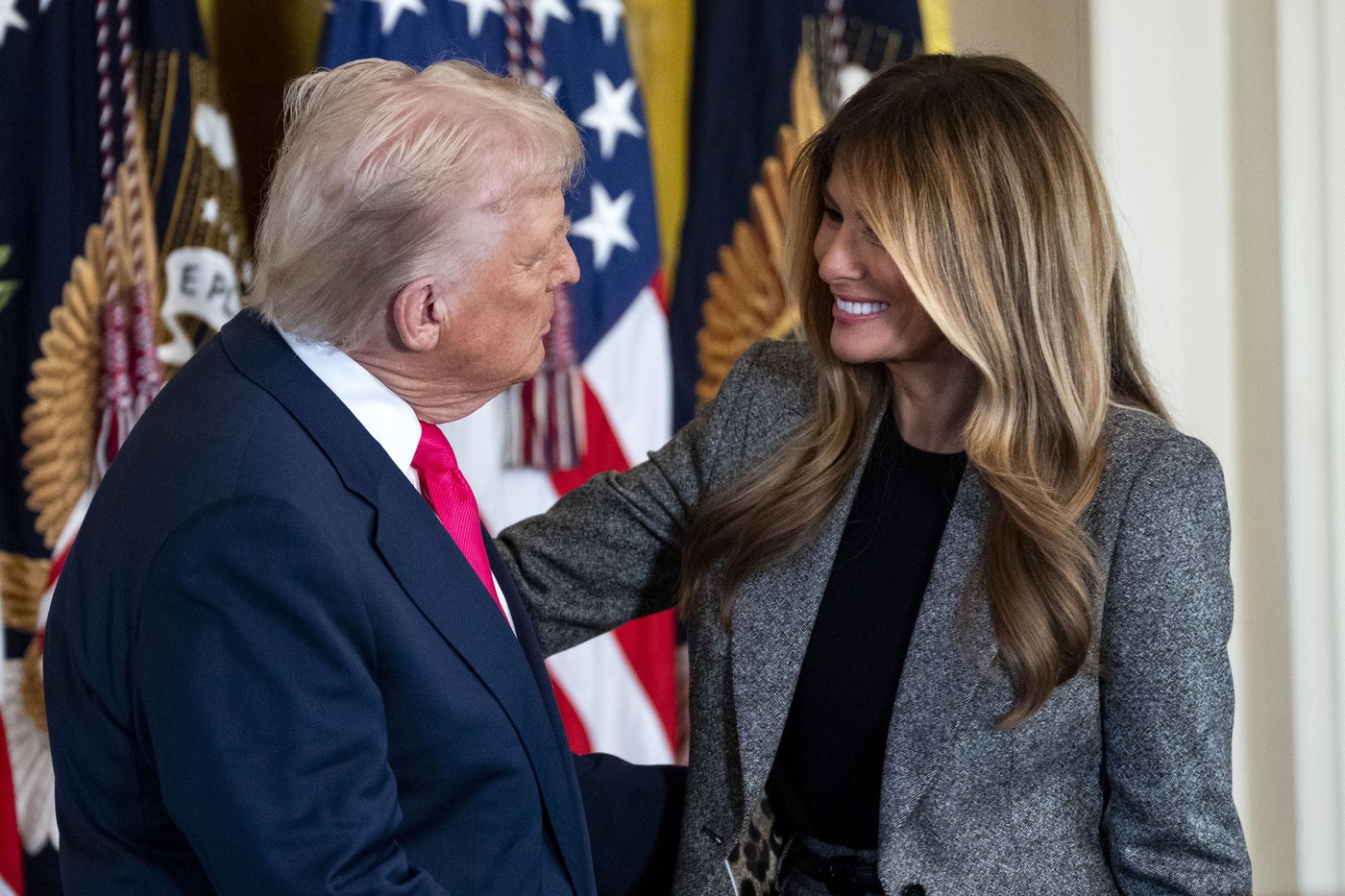 Melania Trump a semnat un ordin executiv alături de Donald Trump
