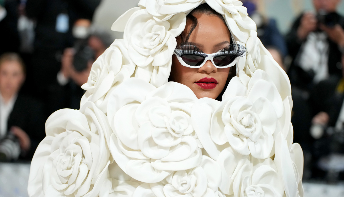 Rihanna a 2023-as Met-gálán viselte ezt a majd 500 sziromból készült különleges Chanel kreációt