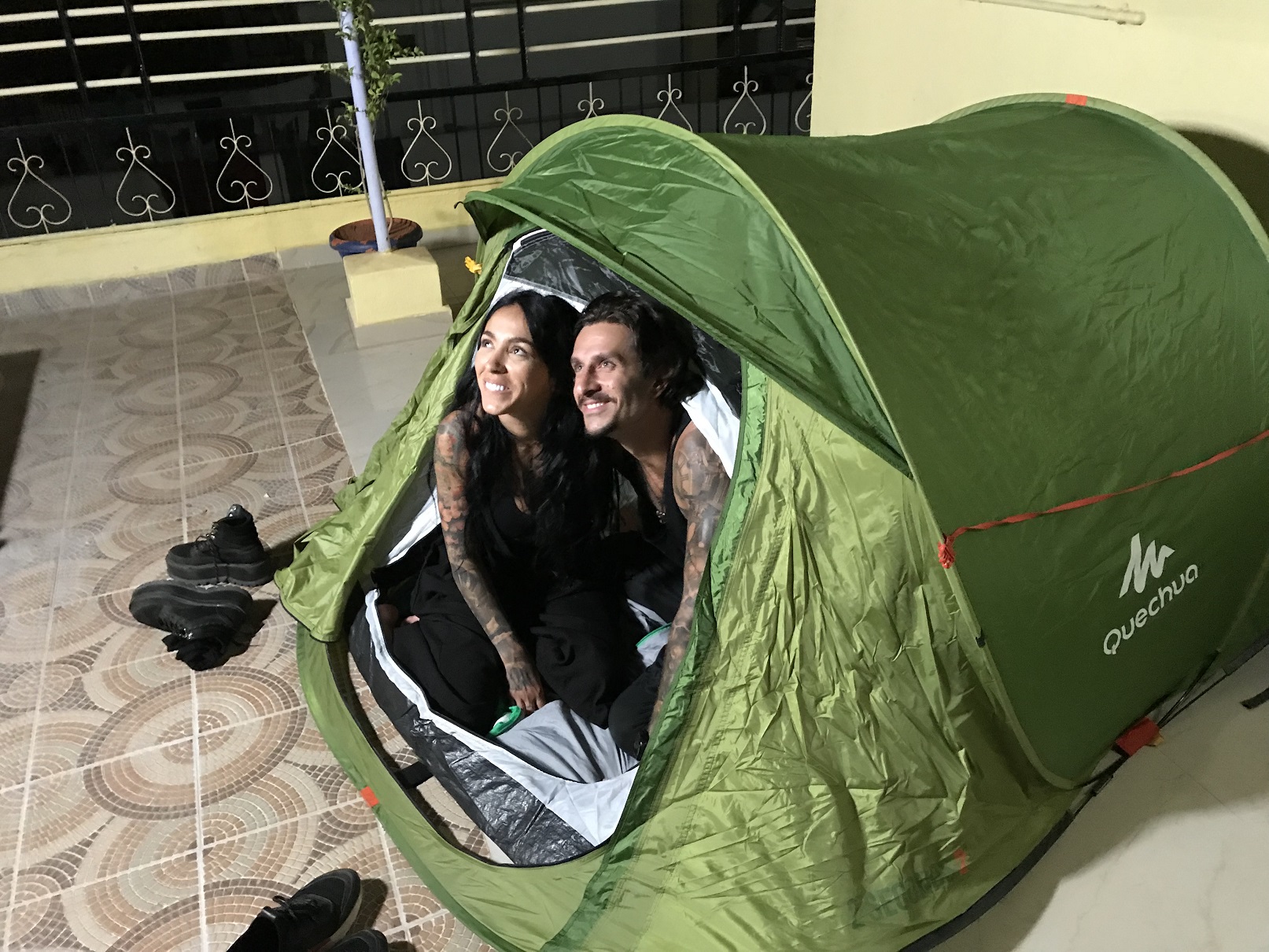 Concurenții din Asia Express au dormit în case cu şerpi, în cort şi împreună cu niște capre | FOTO