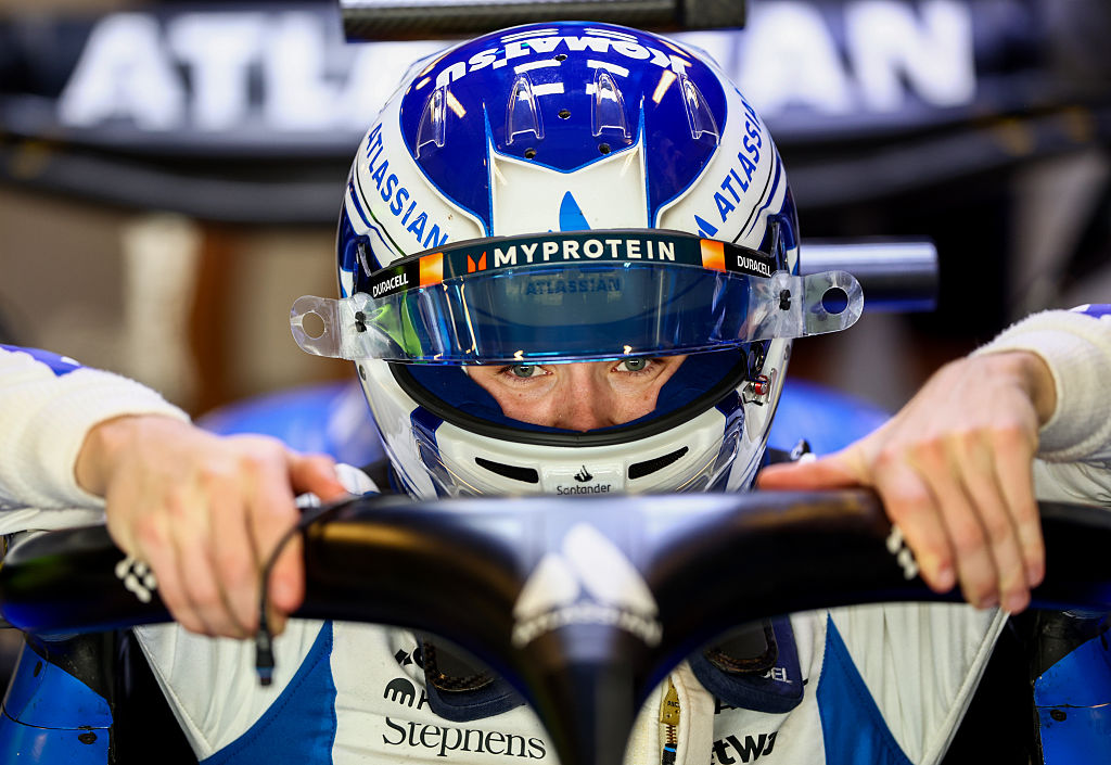 Kirepült a pályáról és a feje tetején landolt, brutális balesetet szenvedett az F1-es pilóta – videó