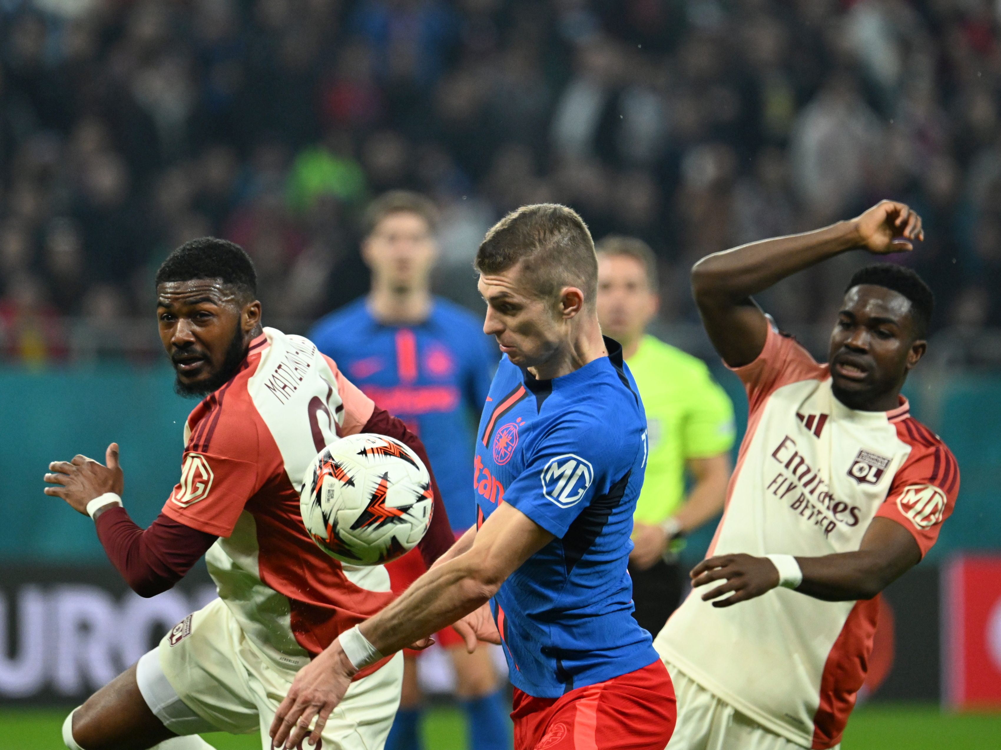 Cine transmite meciul Lyon - FCSB la TV în România. Partida din Europa League se vede pe două posturi