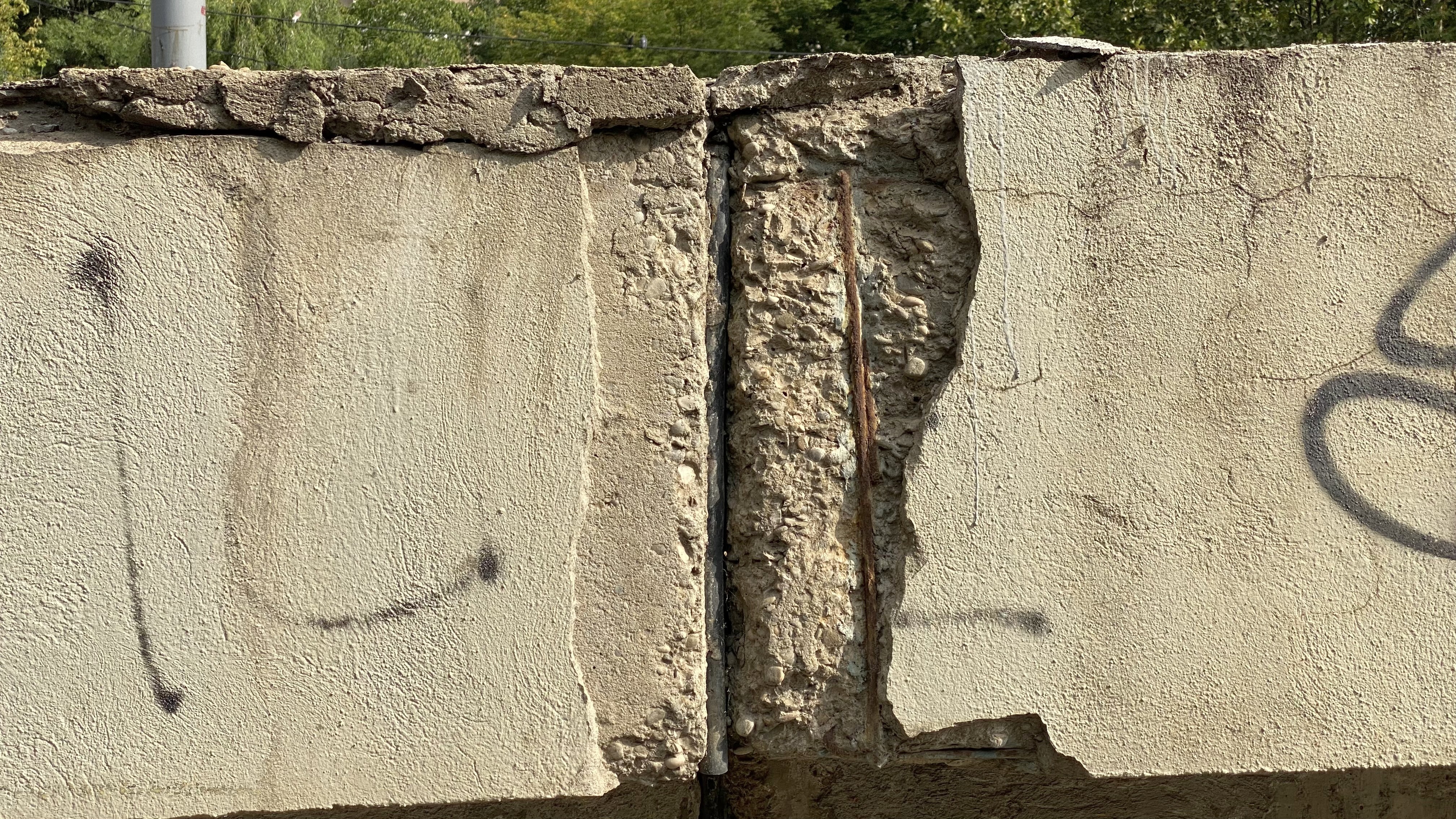 Balustrade lipsă sau ruginite, bucăți de beton care stau să cadă, structură de rezistență într-o stare precară. Cum arată Podul Grant, care intră în reparații pentru doi ani