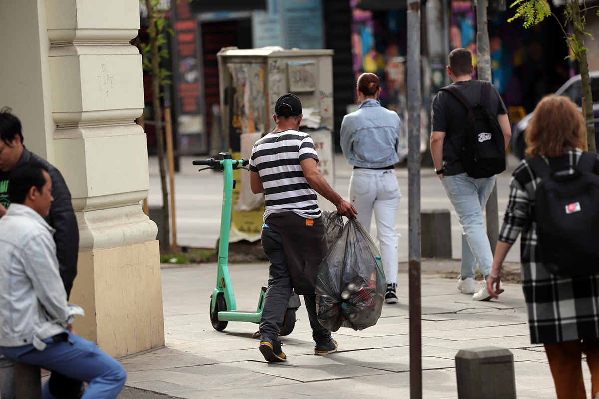 O altă față a programului de garanție-reciclare. Alergând după PET-uri prin București: „Nu dau în cap, nu tâlhăresc, sunt bani munciți! Scot un milion, un milion jumate pe zi”