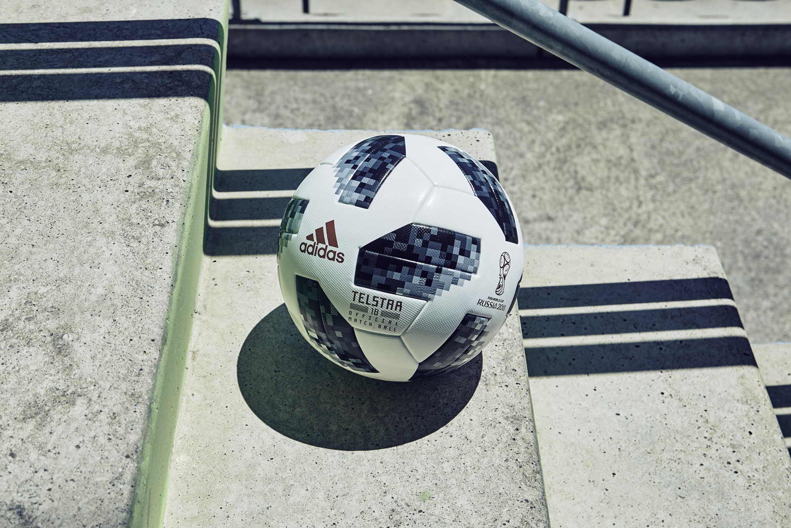 Mingea oficială a Campionatului Mondial 2018. Telstar 18 e balonul cu care se va juca în Rusia | FOTO
