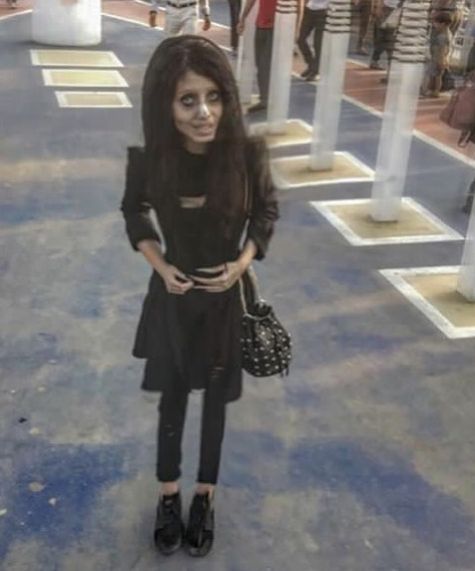 FOTO | Cum arată cu adevărat tânăra care a spus că a făcut 50 de operaţii pentru a avea chipul lui Angelina Jolie