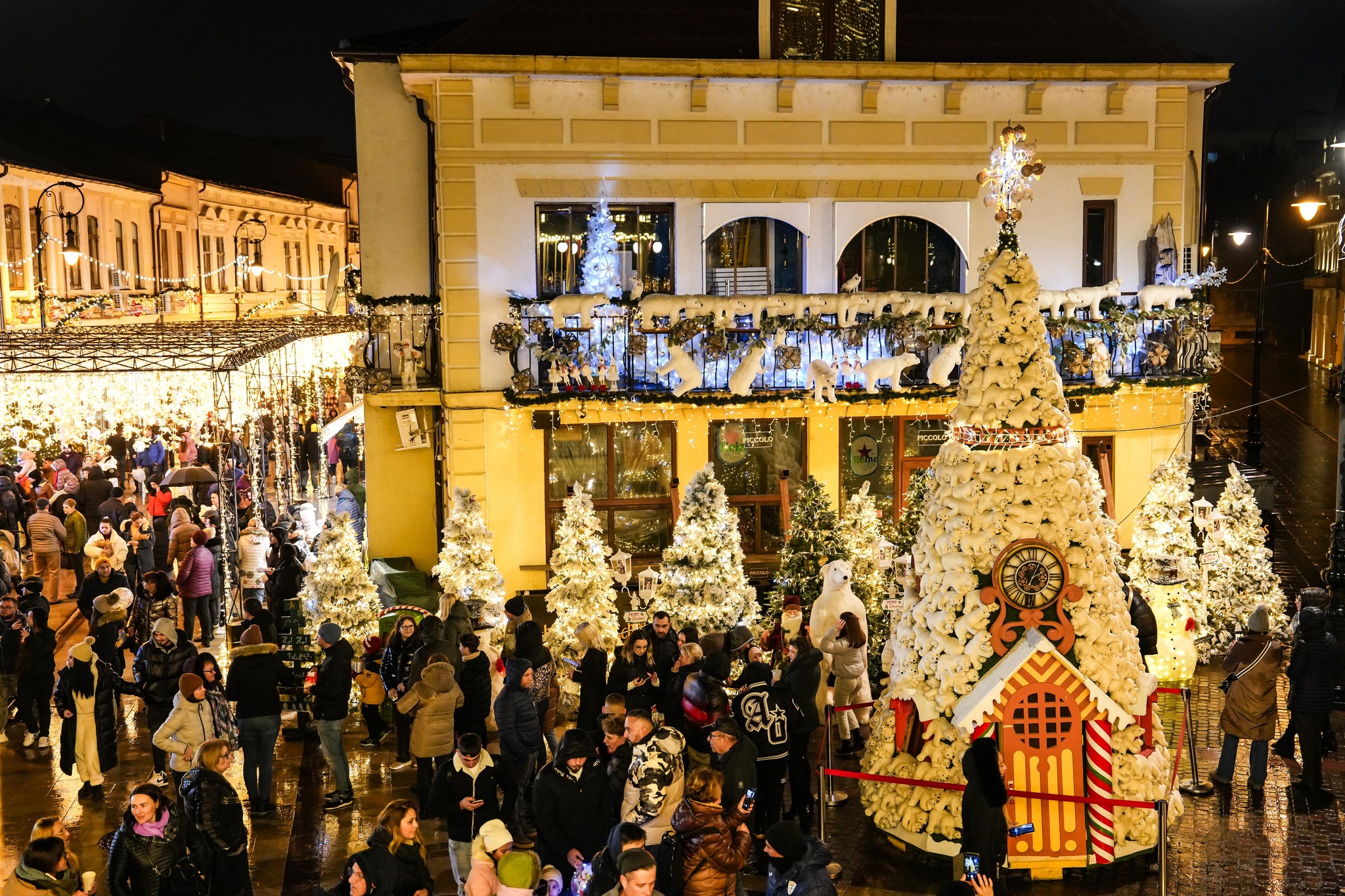 Târgul de Crăciun Craiova 2025. Vizitatorii vor putea cumpăra cârnați, caltaboși, mici și jumări, iar cei mici se vor bucura de casa lui Moș Crăciun