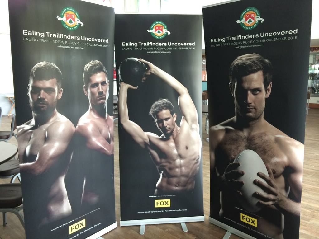 Strâng bani în muşchii goi! Rugbiştii echipei Ealing Trailfinders au pozat în scop caritabil