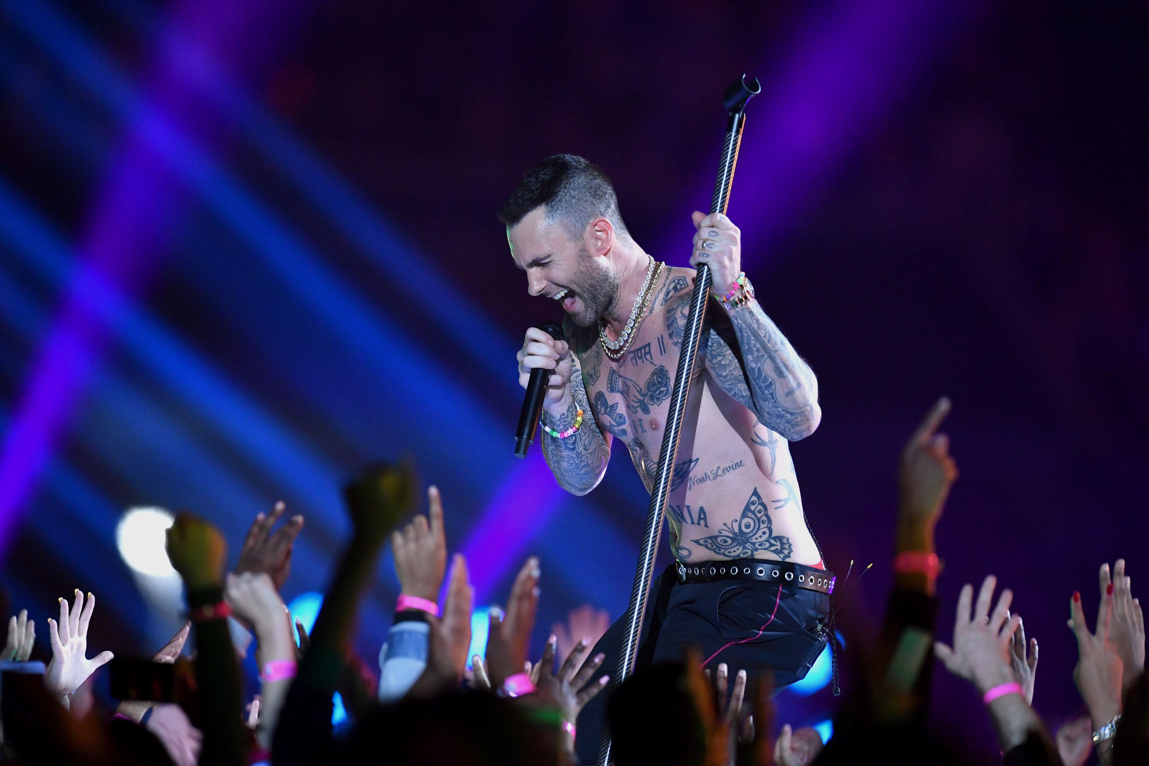 FOTO | Adam Levine, show la bustul gol în pauza Super Bowl 2019. Reacția fanilor a fost neașteptată
