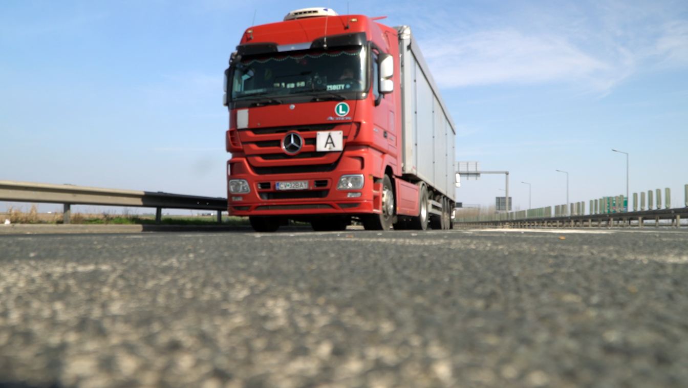 Șoferii de TIR care străbat Europa, prin mijlocul pandemiei, cu orice risc. „Dacă ne oprim și noi, atunci chiar că se oprește lumea!”
