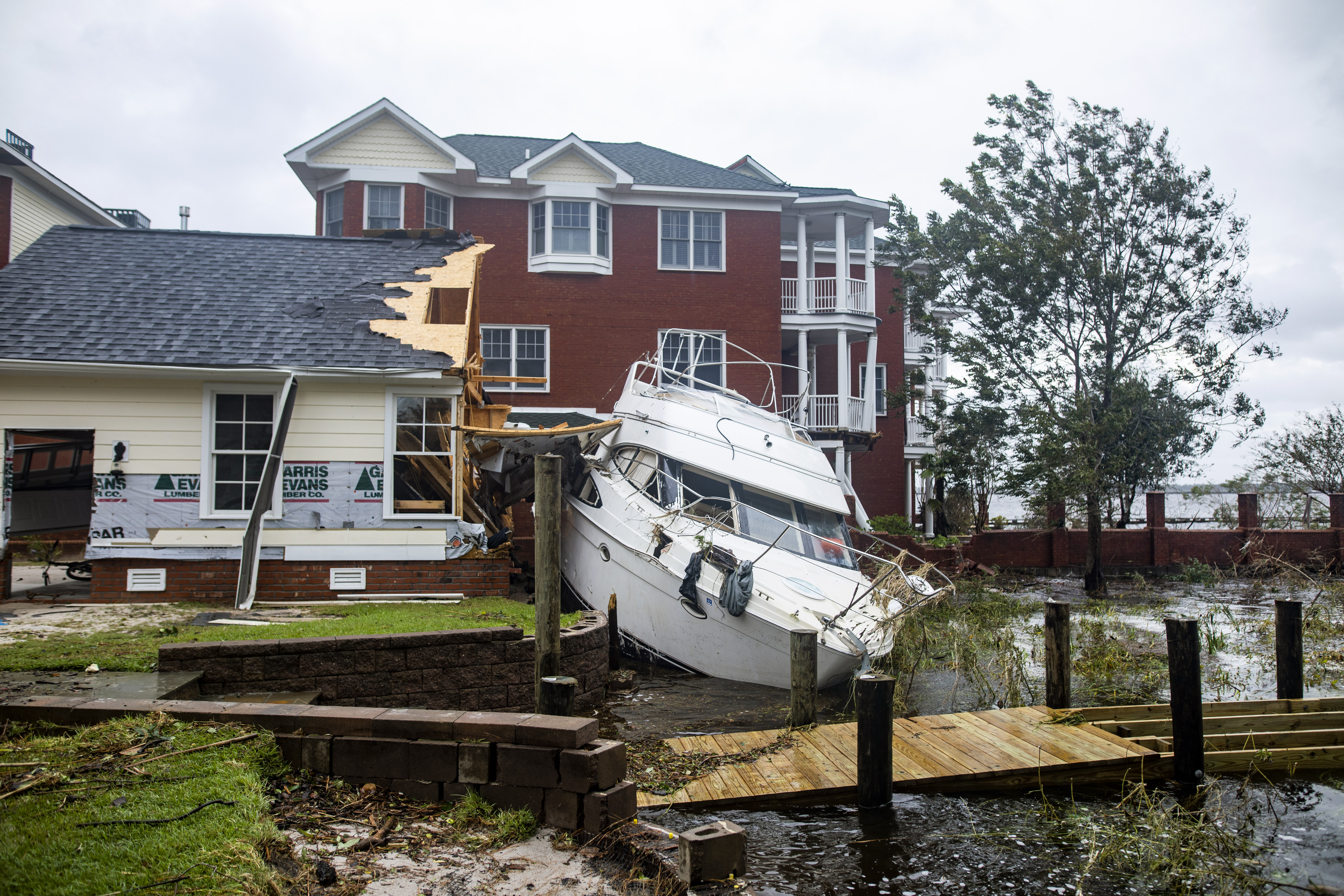Cel puțin 13 persoane au murit în primele două zile după ce uraganul Florence a lovit coasta americană