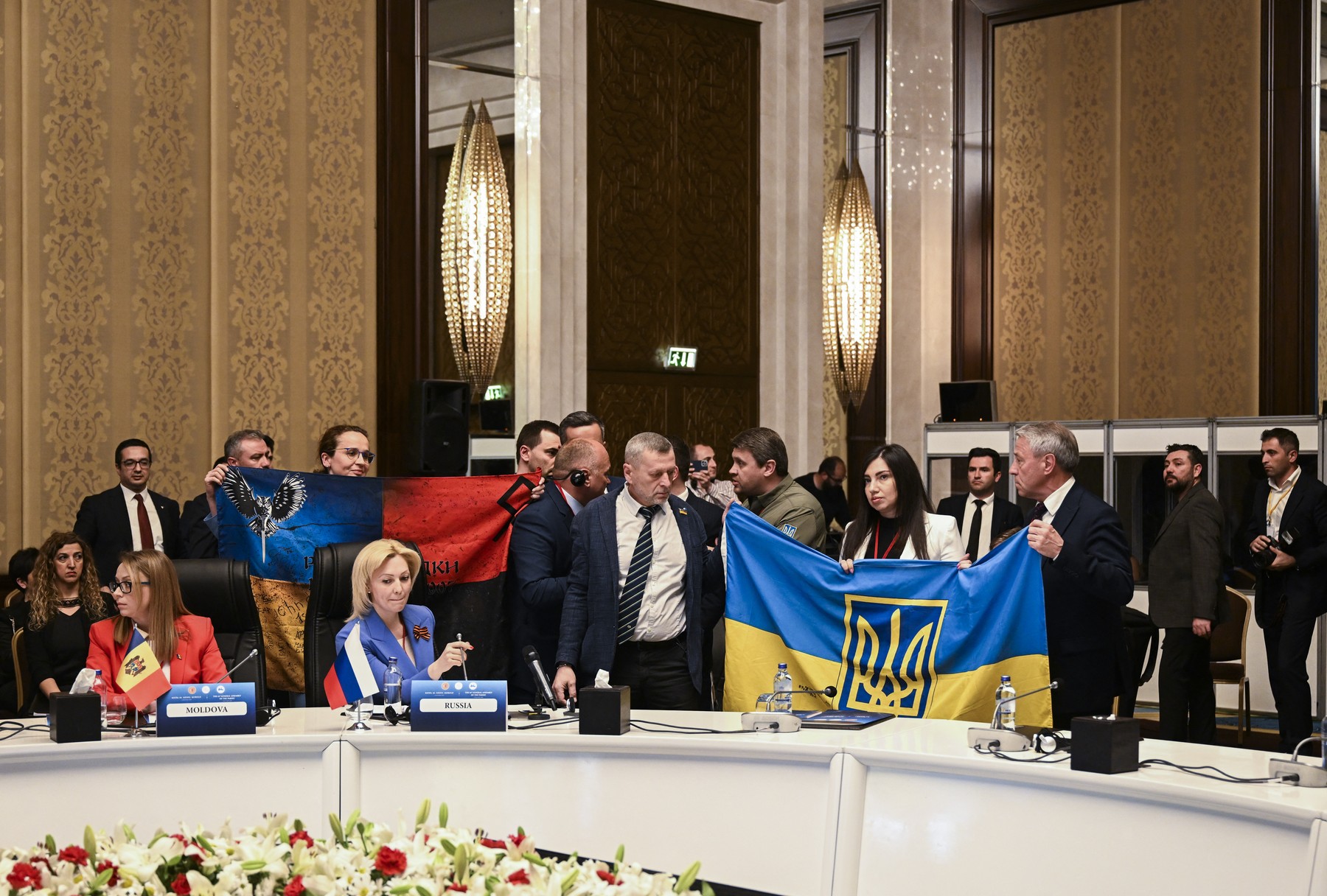Altercație și îmbrânceli între delegațiile Rusiei și Ucrainei, la un forum din Ankara. VIDEO