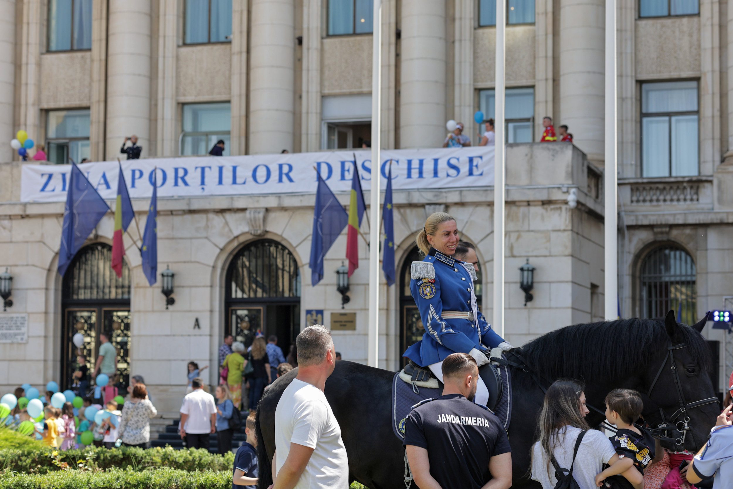 FOTO | Copiii au preluat puterea la Ministerul Afacerilor Interne. Cei mici pot păși pe balconul unde Ceaușescu a ținut ultima cuvântare