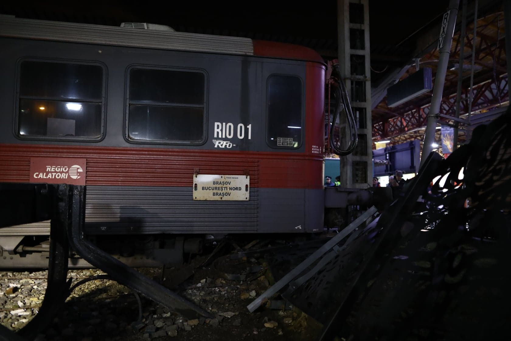 FOTO | Incident grav în Gara de Nord! Un tren nu a frânat la timp și aproape a intrat pe peronul central