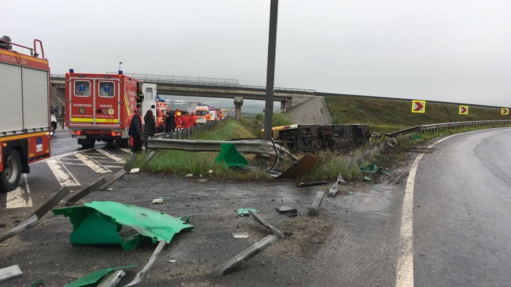 Un autobuz plin cu muncitori s-a răsturnat la Sibiu. 26 de oameni au fost răniți