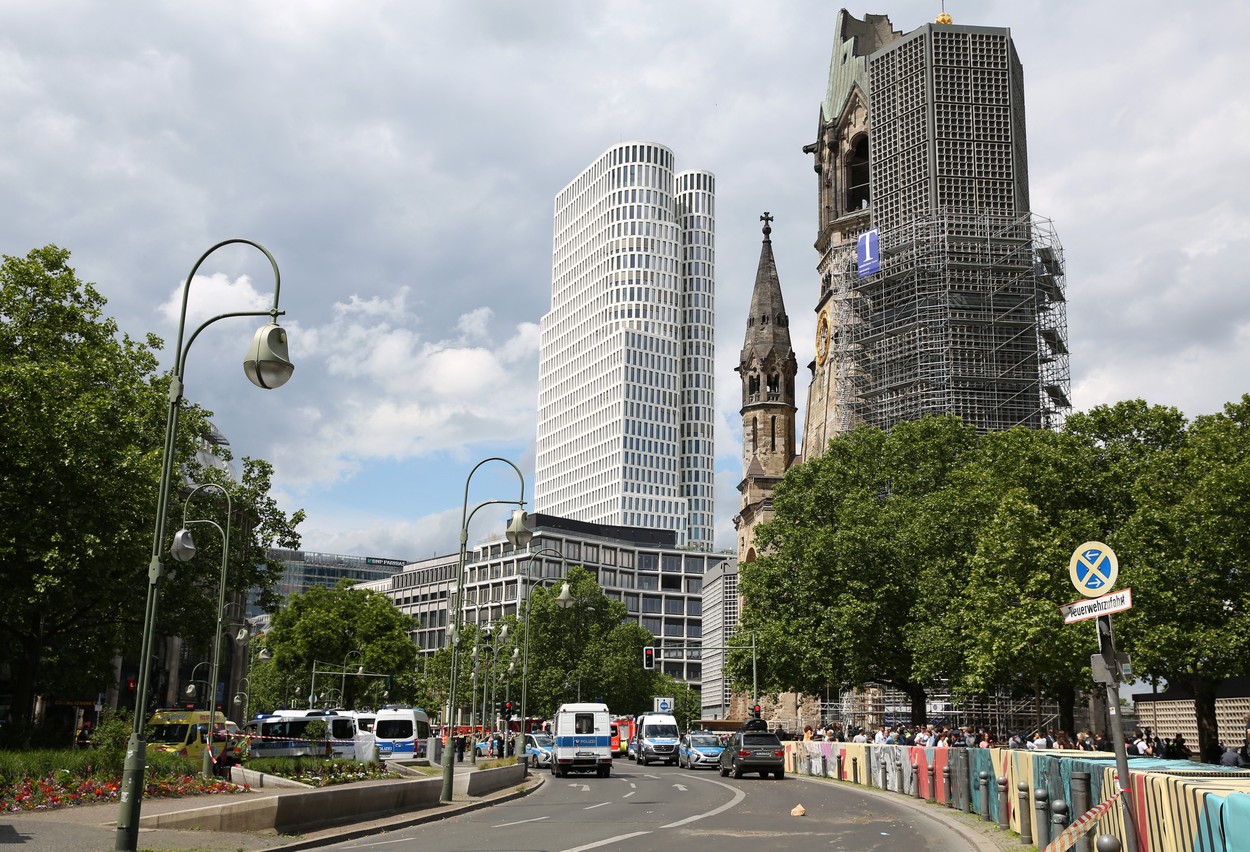 Poliția germană, după ce o mașină a intrat în mulțime la Berlin, omorând o profesoară și rănind 14 elevi: „Nu e vorba în niciun caz de un accident”