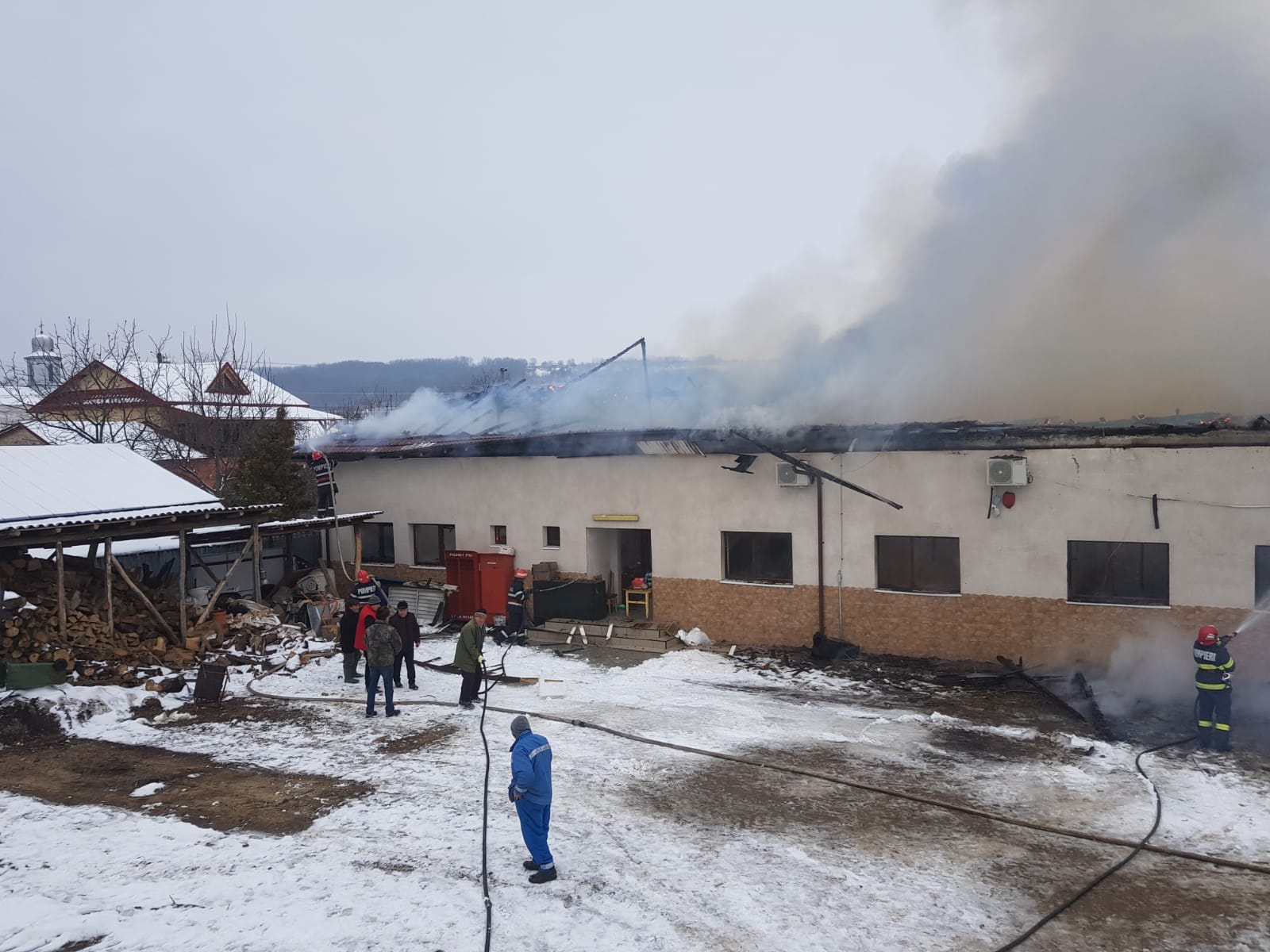 VIDEO&FOTO/ Incendiu puternic în localitatea vrânceană Fitionești. Primăria a fost cuprinsă de flăcări, iar angajații au reușit să iasă înaintea sosirii pompierilor