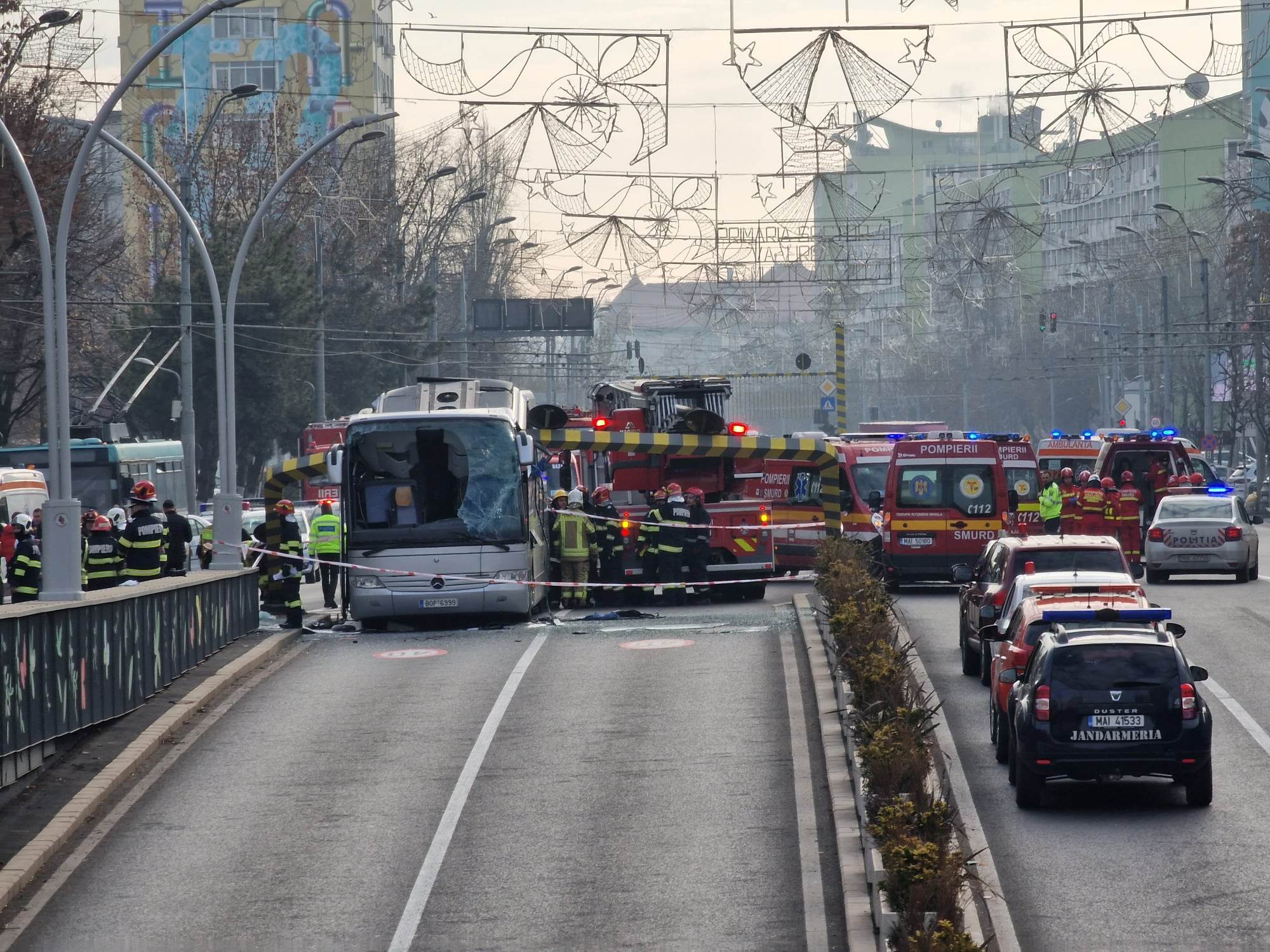 Impact violent la intrarea în Pasajul Unirii. Un mort și 24 de răniți, după ce un autocar cu turiști a intrat în limitatorul de înălțime