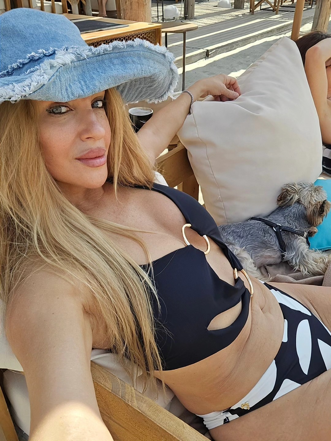 Imagini cu Tania Budi în costum de baie la 57 de ani. Și-a arătat abdomenul pe litoralul românesc