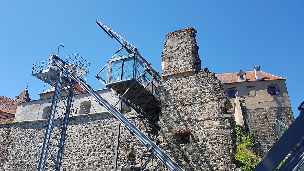 REPORTAJ ÎN AUSTRIA. Poliția păzește castelul prințului din Riegersburg, pentru că „le-am ucis ursul și s-au supărat foarte tare”