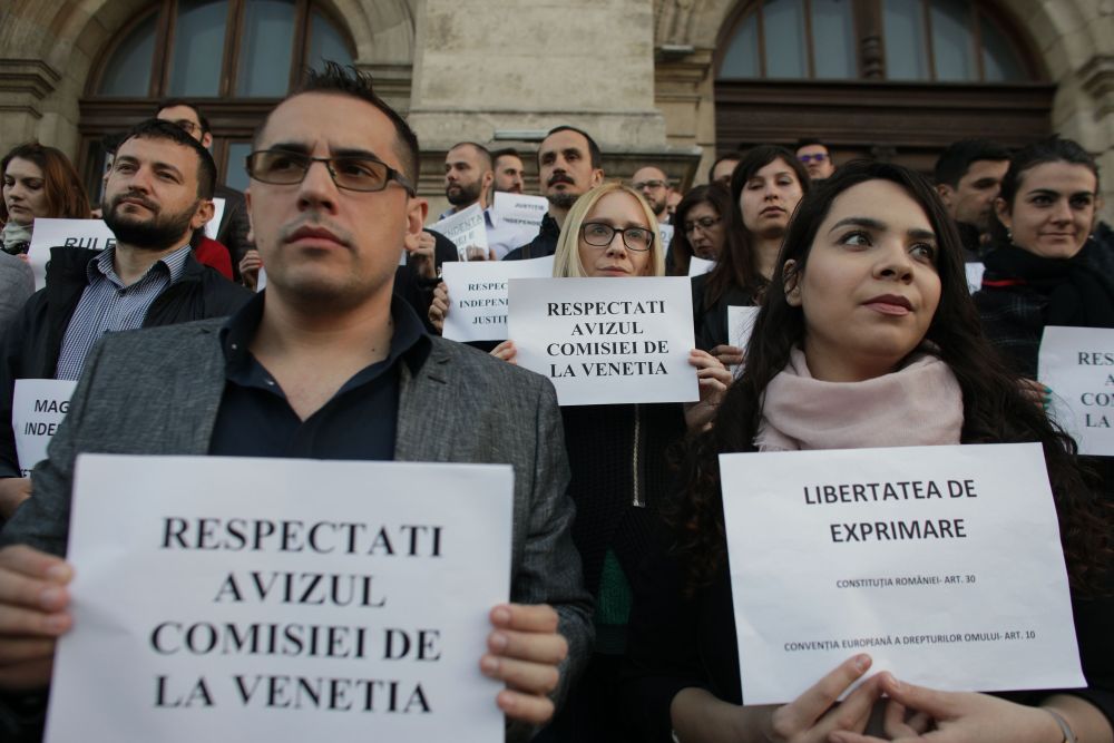 Un nou protest al magistraților la Palatul de Justiție din București. „Suntem aici pentru a apăra independența justiției” / FOTO