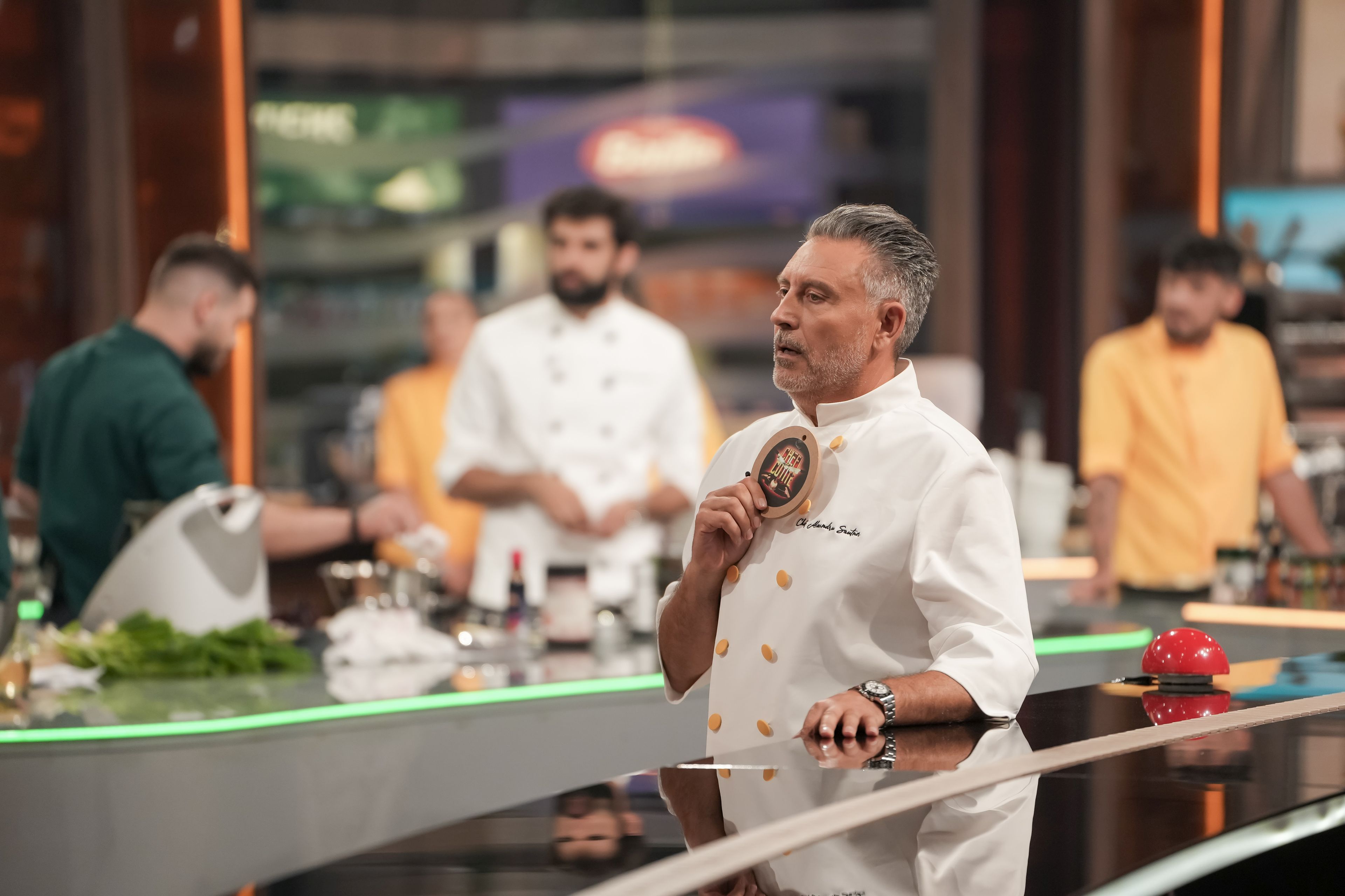 „Chefi la cuțite”, 15 decembrie 2025. Lupta începe intens, cu o amuletă puternică, aruncată în joc de chef Sautner