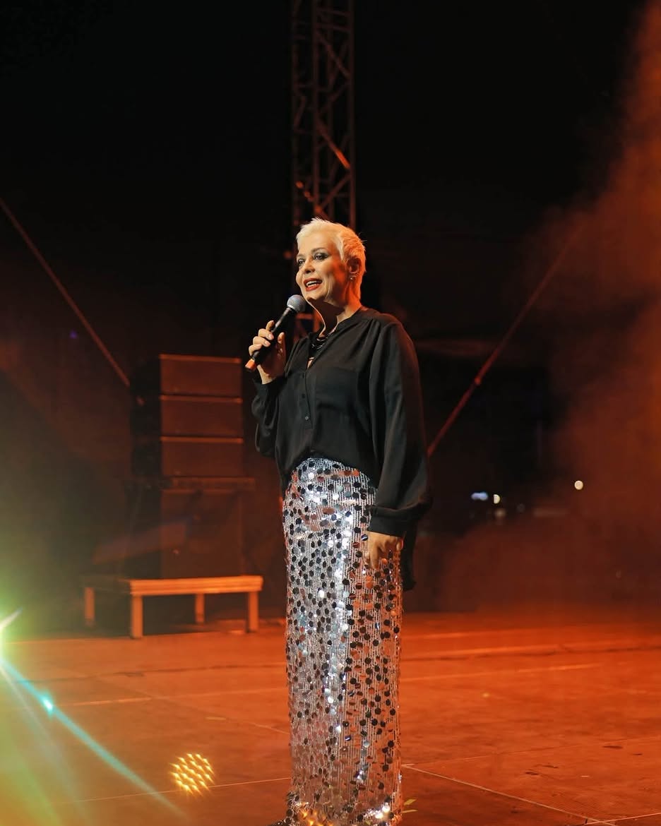 Cum a surprins-o fiul pe Monica Anghel cu două ore înainte de concertul de la Oradea. Cererea neașteptată a lui Aviv