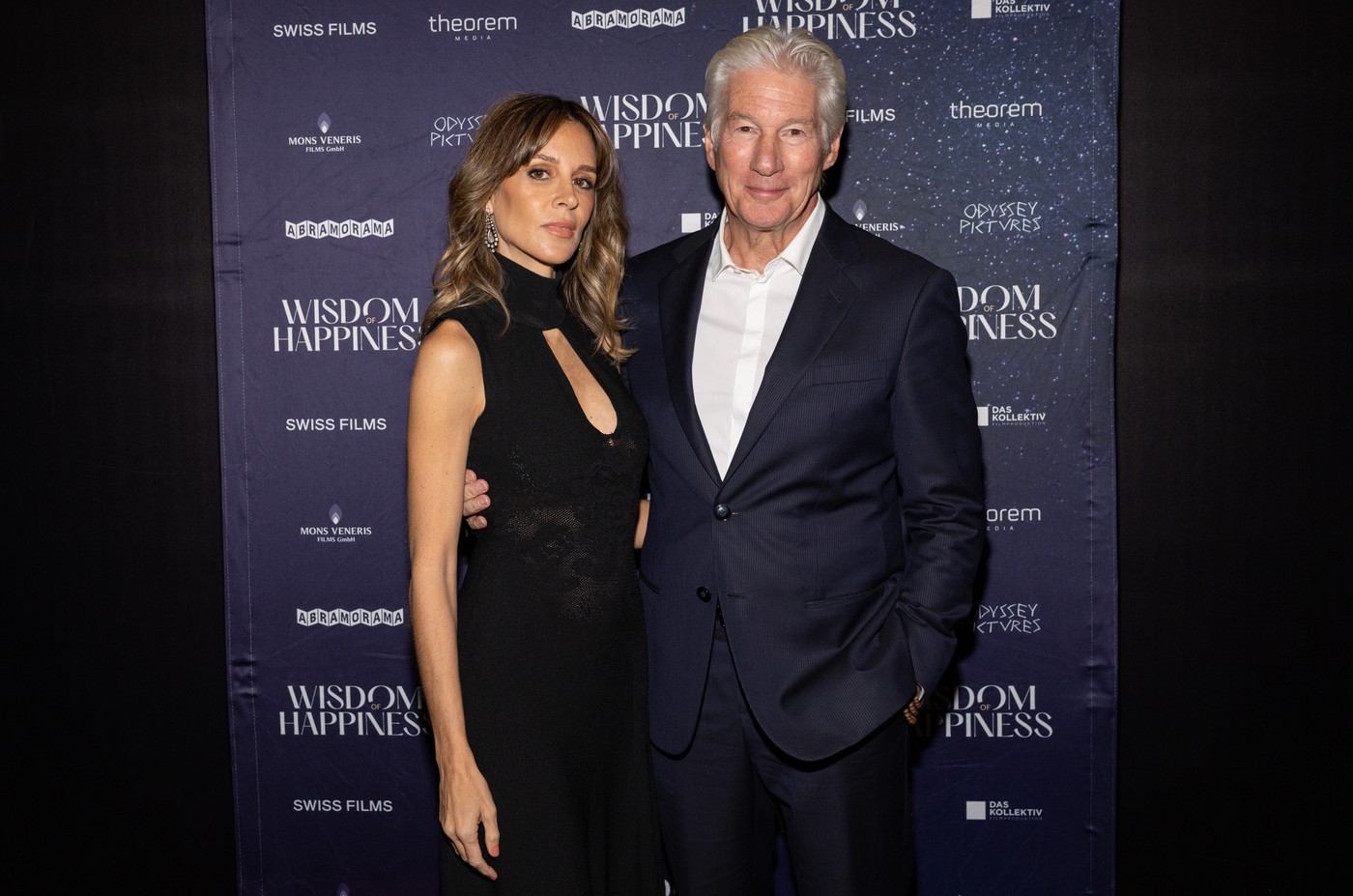 Richard Gere și soția, sărut pasional pe covorul roșu. Alejandra Silva are 42 de ani, iar actorul - 76