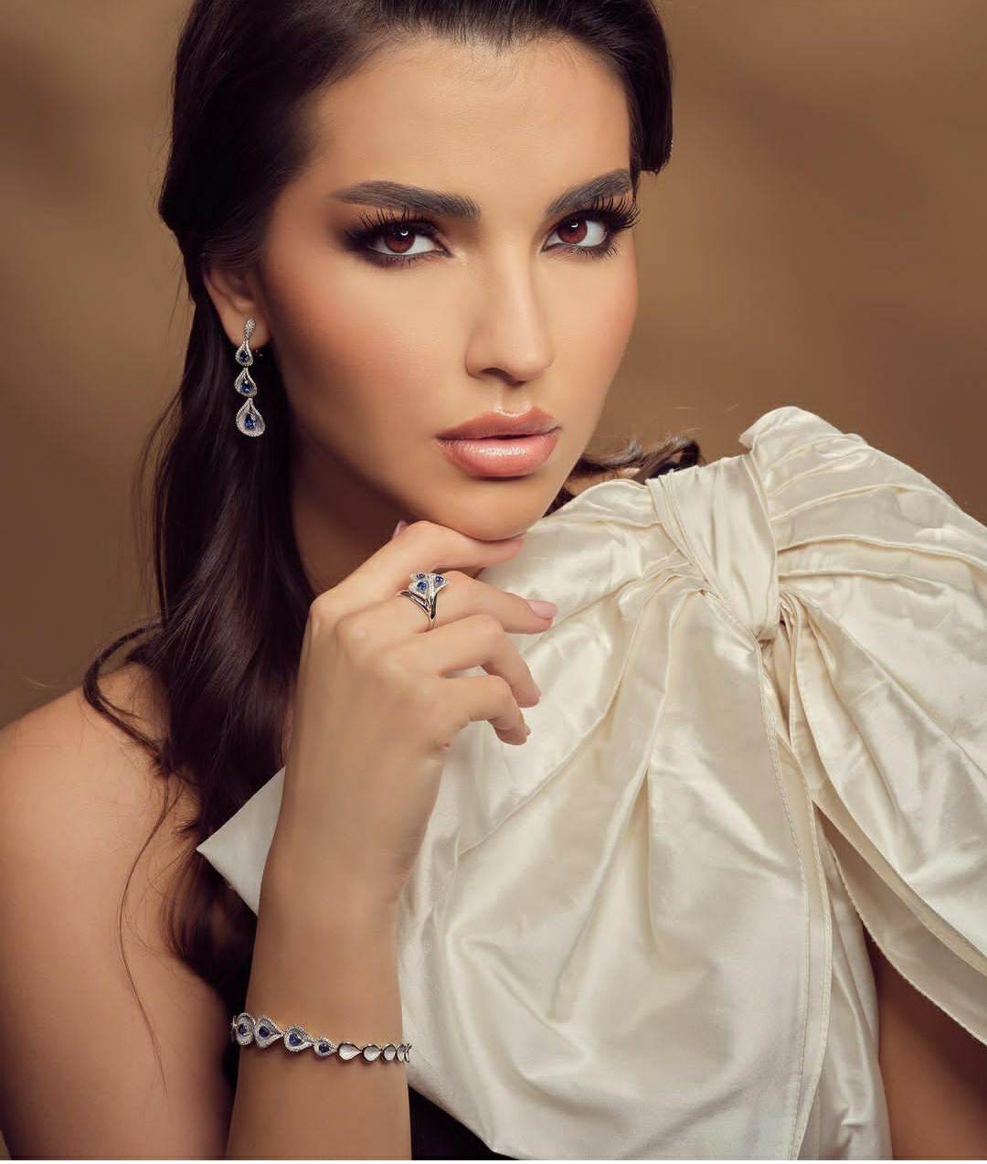 Cu ce se ocupă Sandra Mutu. În vârstă de 30 de ani, soția lui Adrian Mutu n-a renunțat la meseria ei din adolescență