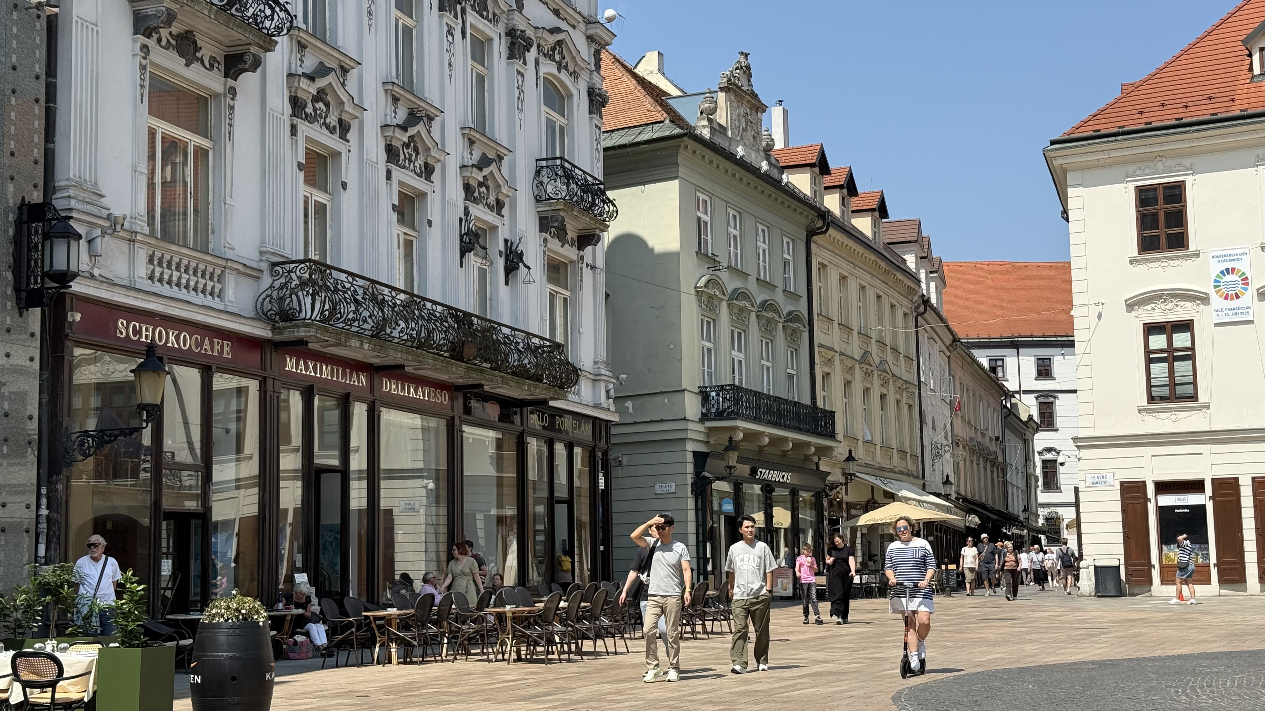 Cât plătești pentru un tuns și bărbierit la o frizerie de cartier din Bratislava: buget de restaurant în România