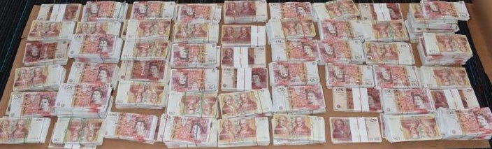 Român prins cu un pistol de tras cu bani în stripteuze și peste un milion de lire sterline false, la Londra