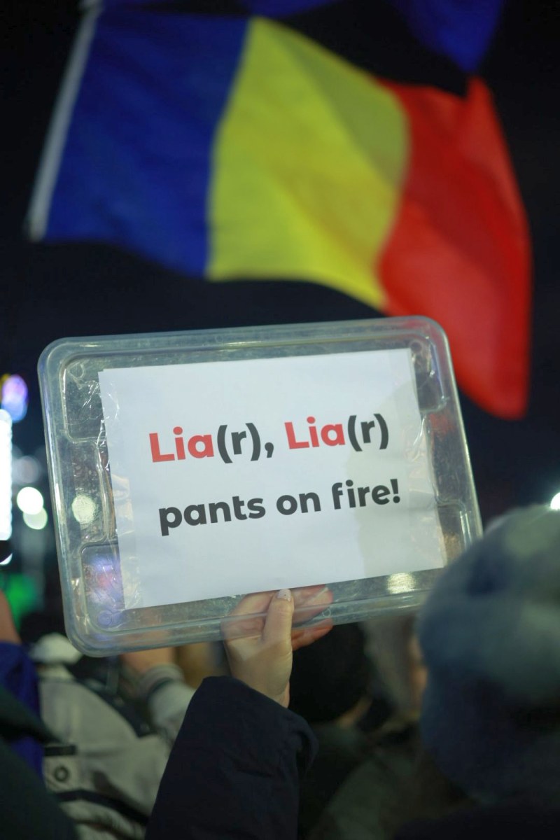 Nou protest în Piața Victoriei din București. Câteva mii de oameni au cerut demisia șefei Curții Supreme, Lia Savonea, pentru neregulile din justiție, în a patra zi consecutivă