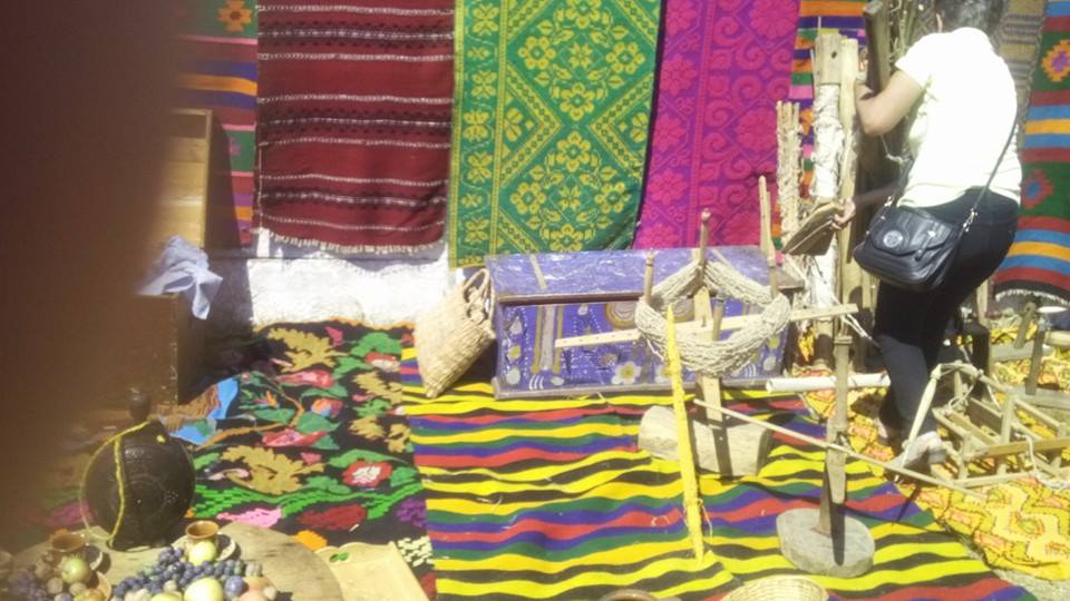 Fetele nemăritate şi-au etalat zestrea la Târgul de la Coteana | GALERIE FOTO