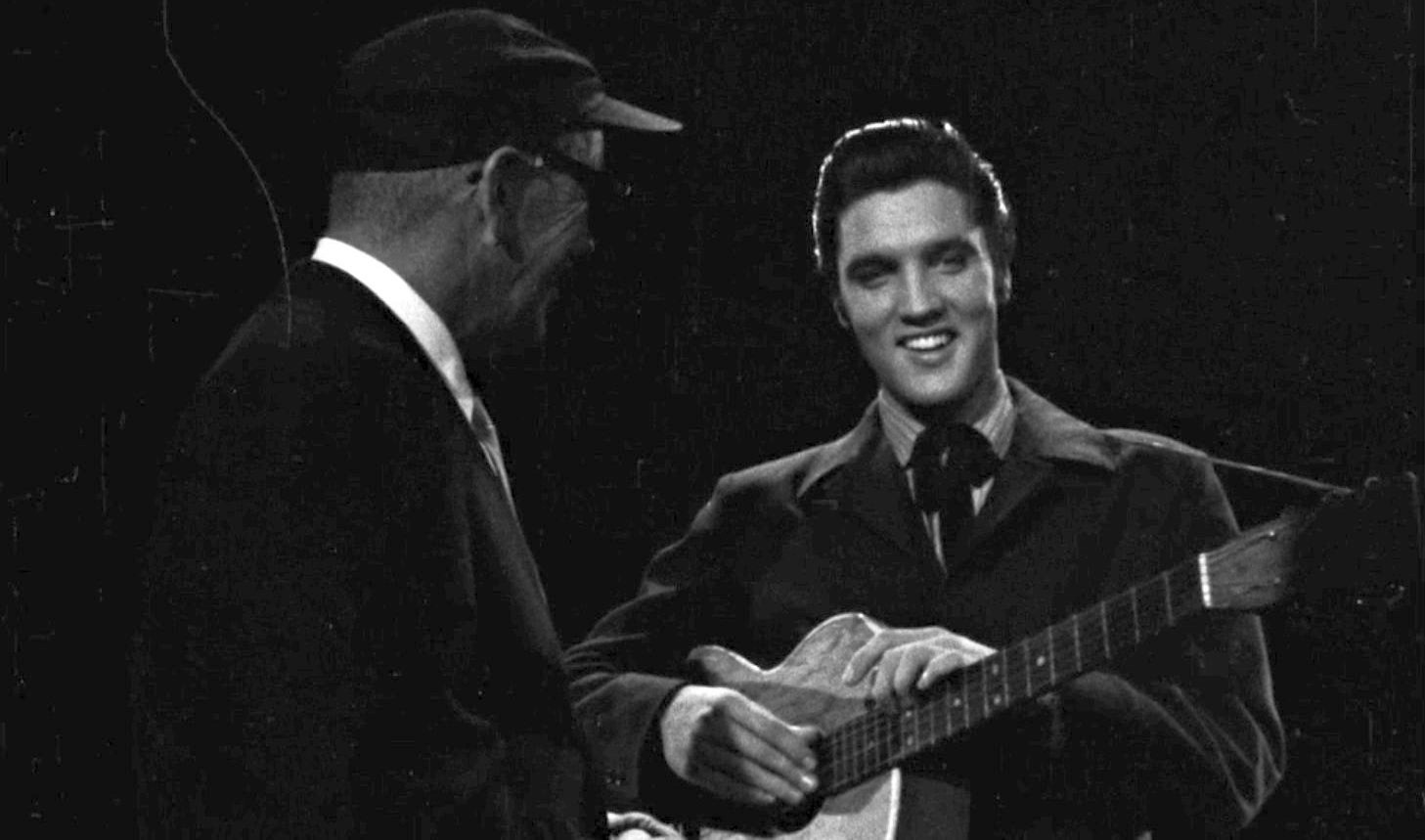 Imagini video necunoscute cu Elvis Presley, apărute după aproape 70 de ani. Filmare din 1956, când a înregistrat o melodie celebră