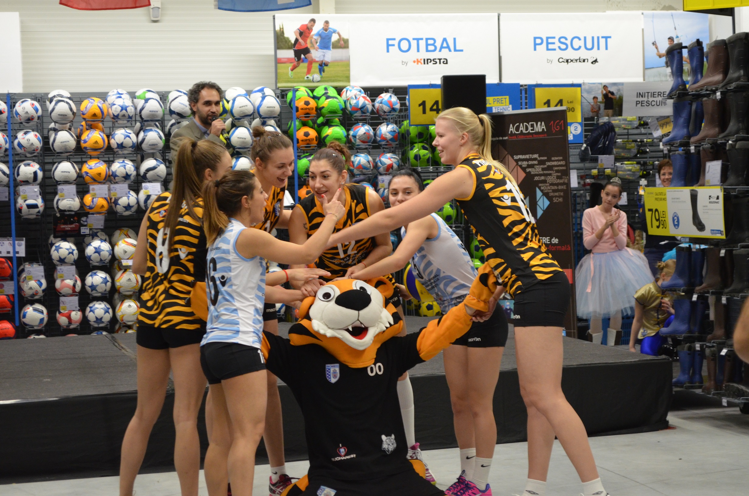 Au jucat volei în magazin! GALERIE FOTO