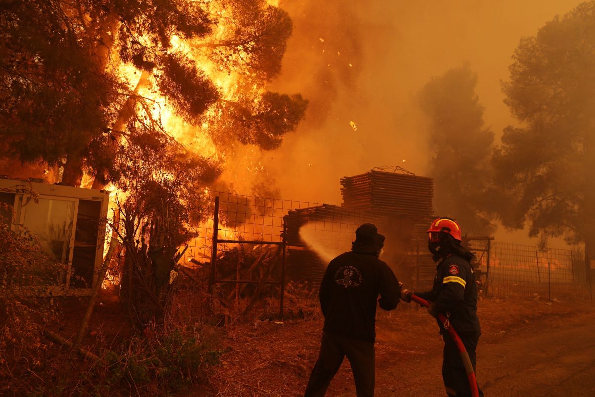 Incendii de vegetație în Grecia. O persoană, găsită decedată într-un magazin distrus de flăcări, la periferia Atenei
