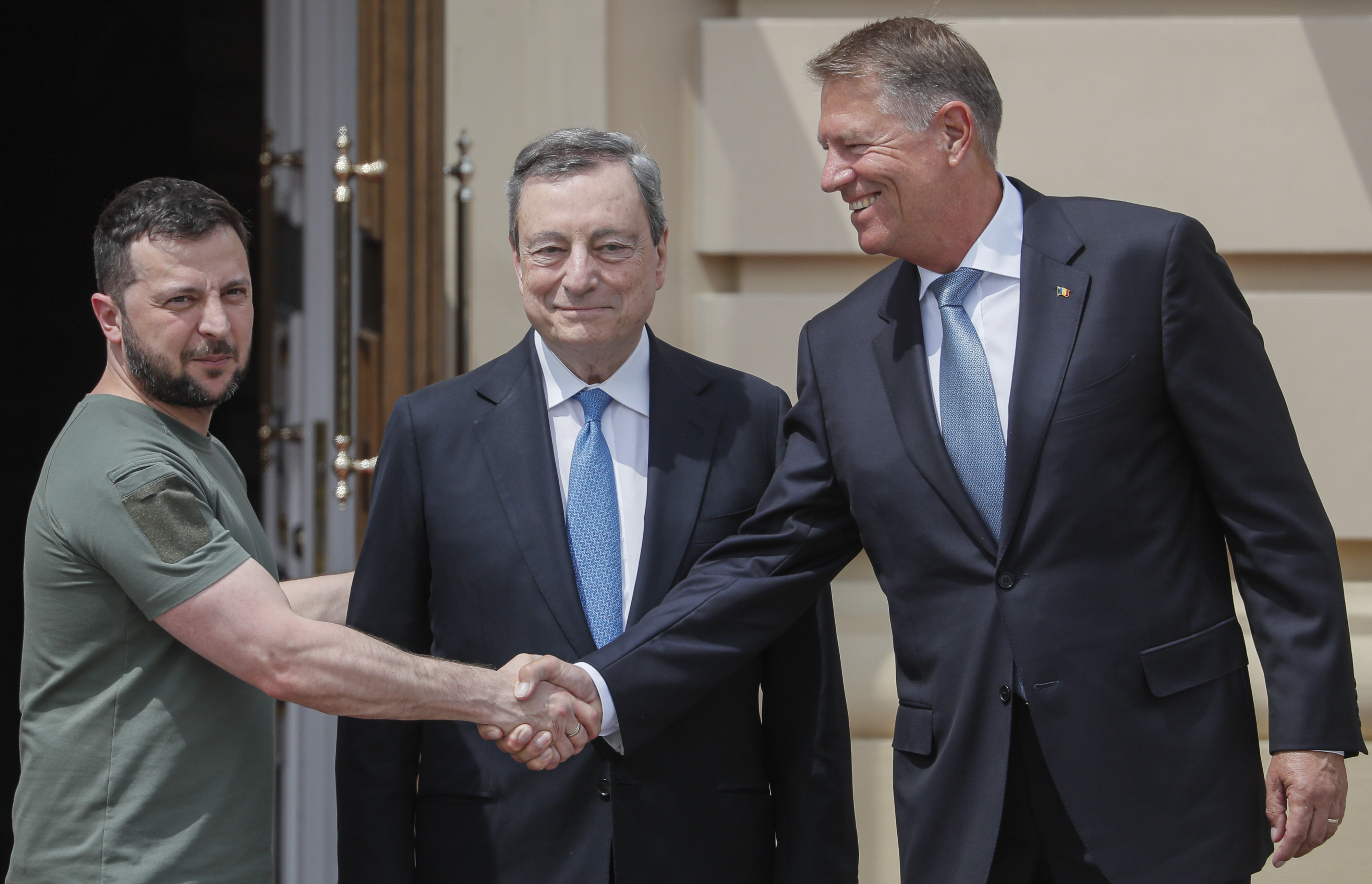 Cei patru lideri UE, primiți de Zelenski la Kiev. Iohannis, după vizita de la Irpin: „Nu există cuvinte care să descrie tragedia inimaginabilă”