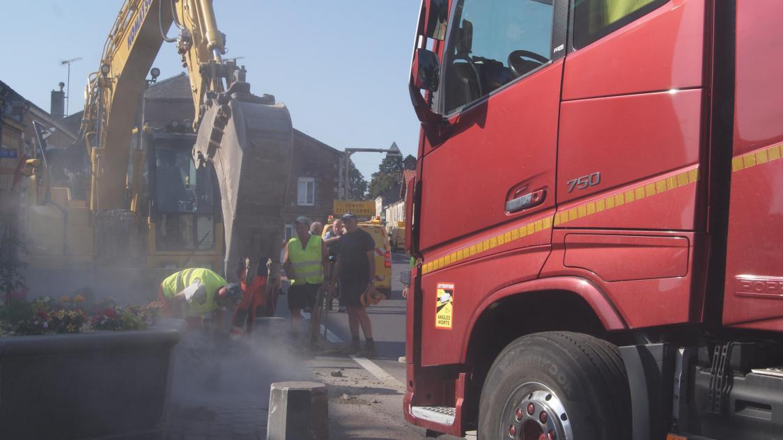 Un șofer român a blocat un sat din Franța, cu camionul convoi excepțional. Ca să treacă el, a fost demolată fântâna din centru
