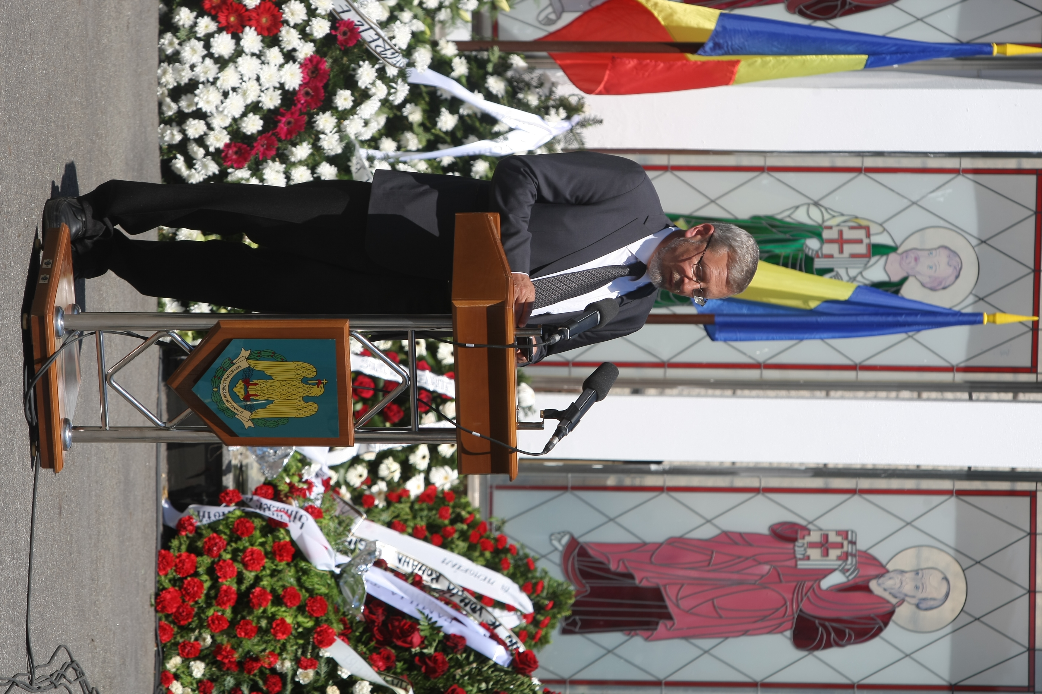 GALERIE FOTO&VIDEO/ Cristian Țopescu, înmormântat cu onoruri militare, la Cimitirul Ghencea Militar din București