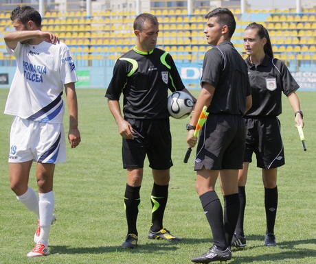 VIDEO/ Un fost manechin a ajuns să facă legea în terenul... de fotbal. Andreea Ene e cel mai sexy arbitru din România!