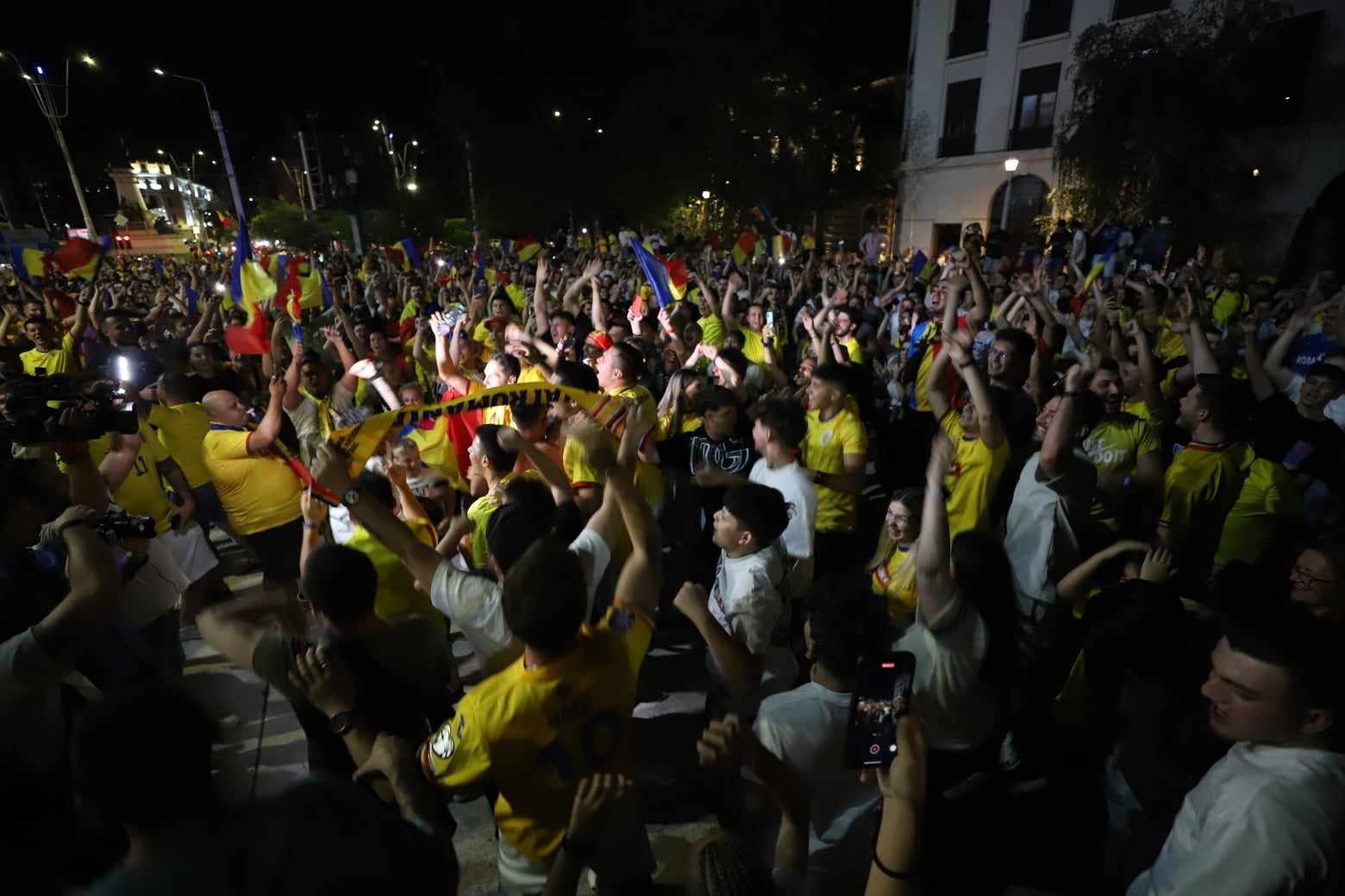 Sărbătoare și la București! Atmosferă incendiară în Piața Universității după ce tricolorii s-au calificat în optimi la Euro 2024
