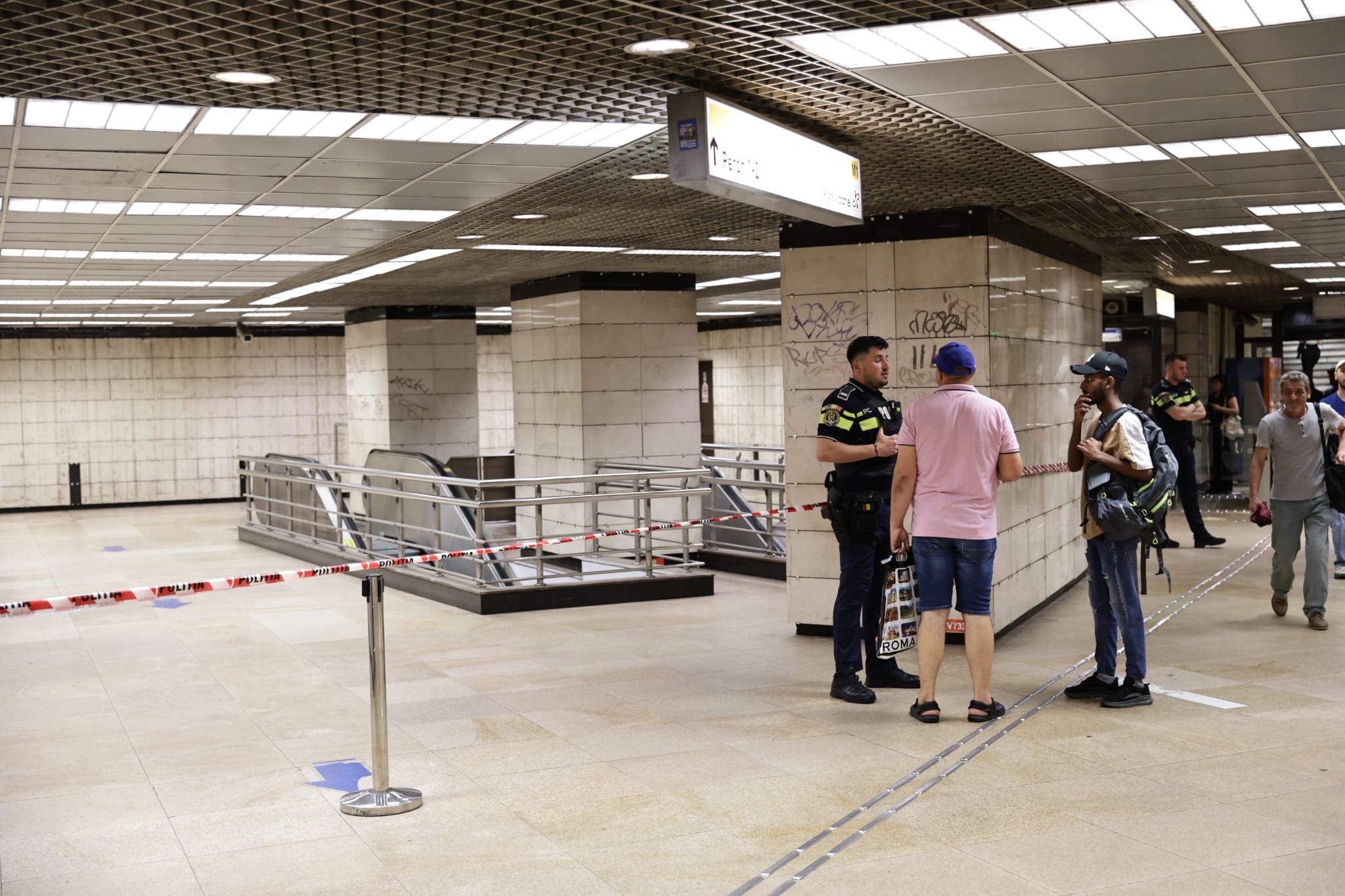 Stația Piața Victoriei 2 rămâne închisă, iar circulația s-ar putea relua joi dimineață. Pompierii scot apa de la metrou cu pompe și furtunuri