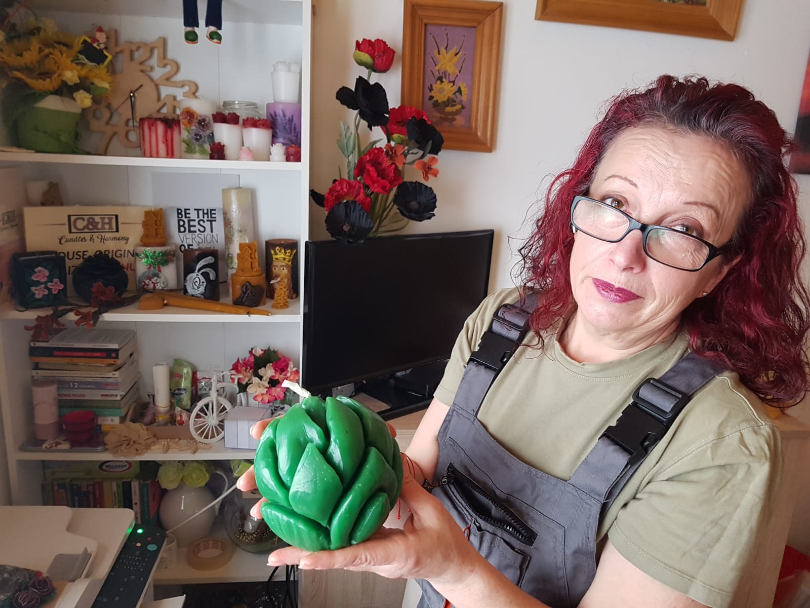 VIDEO&FOTO/ Badantă în Italia, artistă în România. Elena Mihăilă sculptează în ceară faraoni, motociclete, pălării sau flori: "Dacă greșești, topești totul și o iei de la capăt"